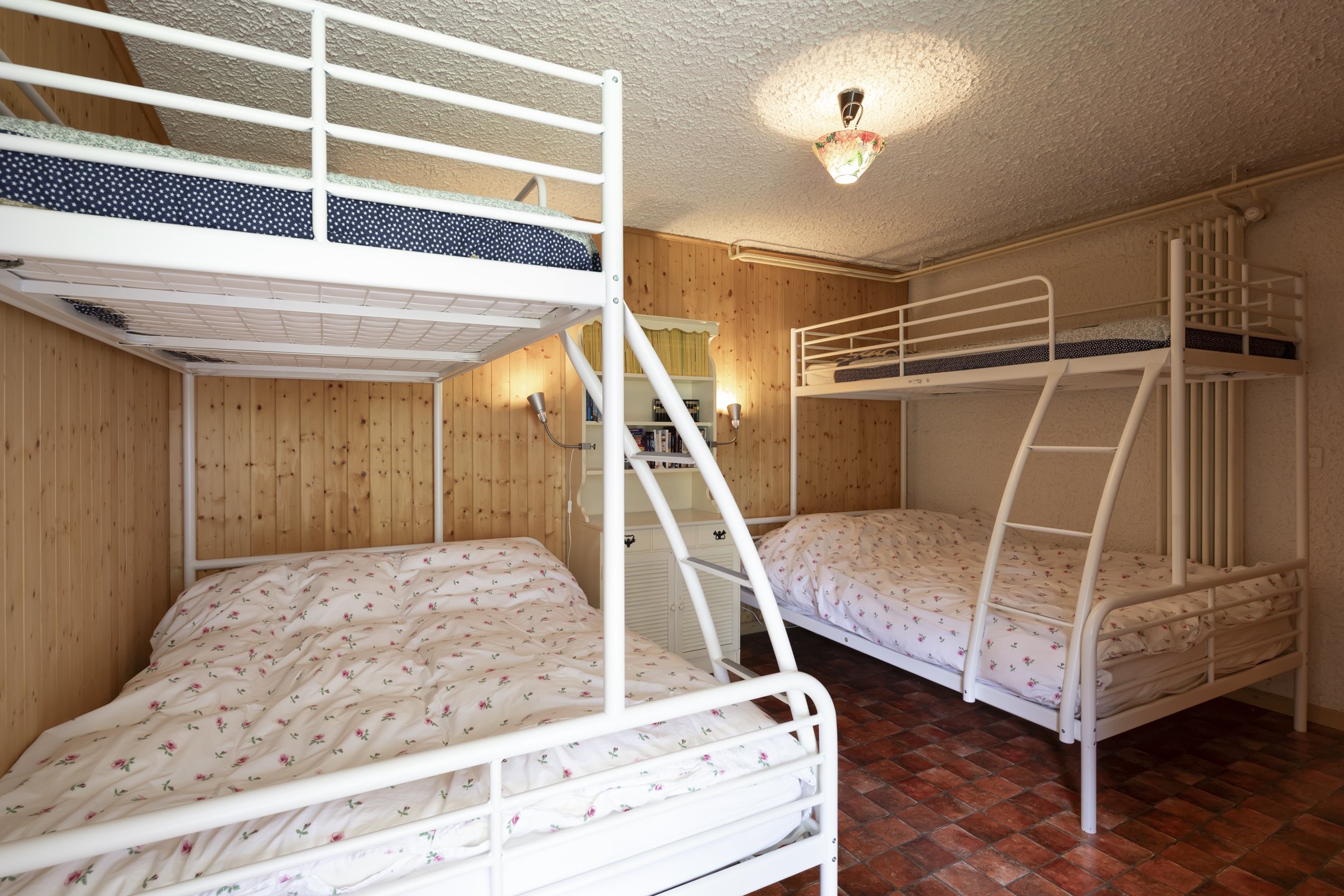 Kinderzimmer mit zwei Hochbetten