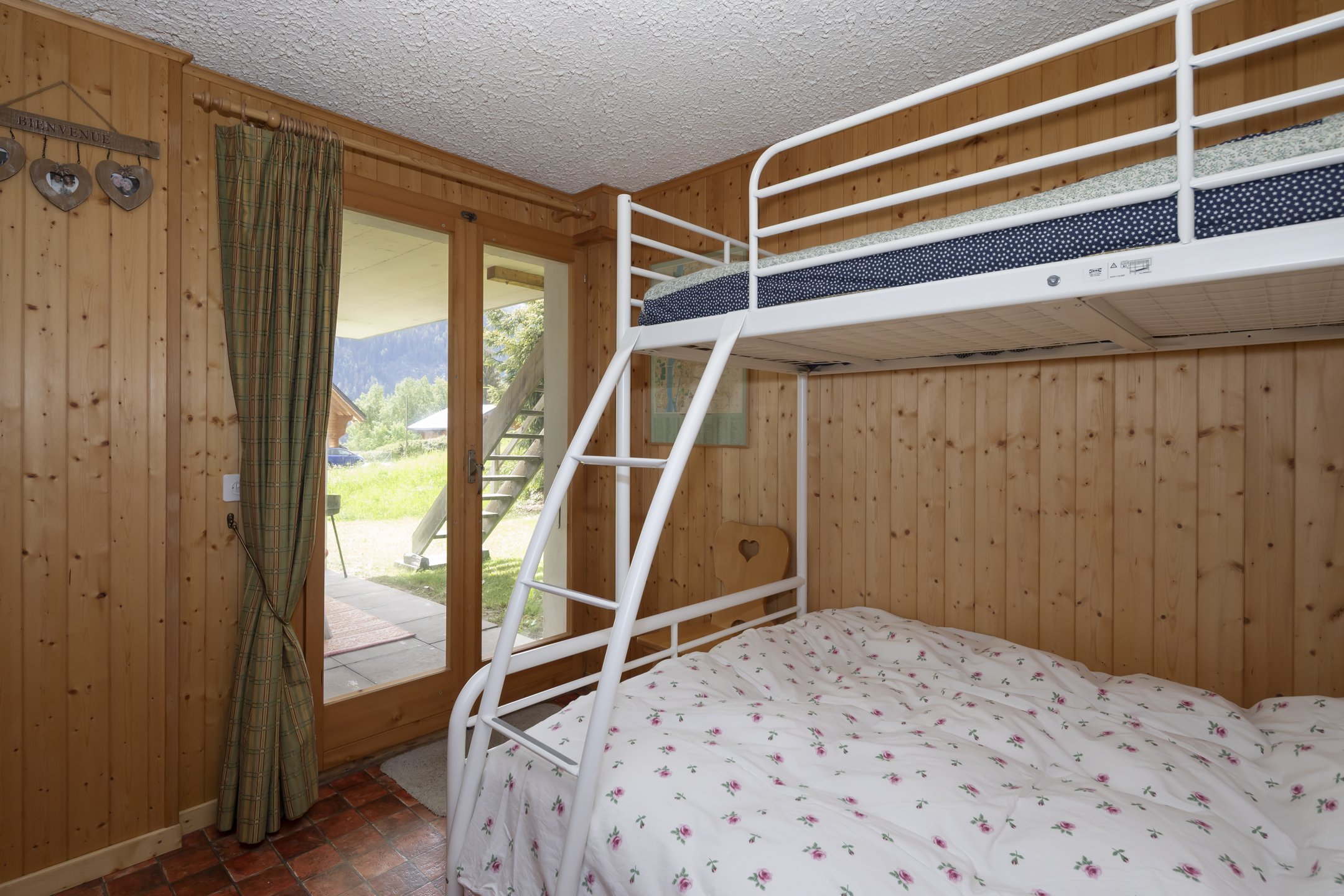 Holzvertäuschtes Schlafzimmer mit Etagenbett