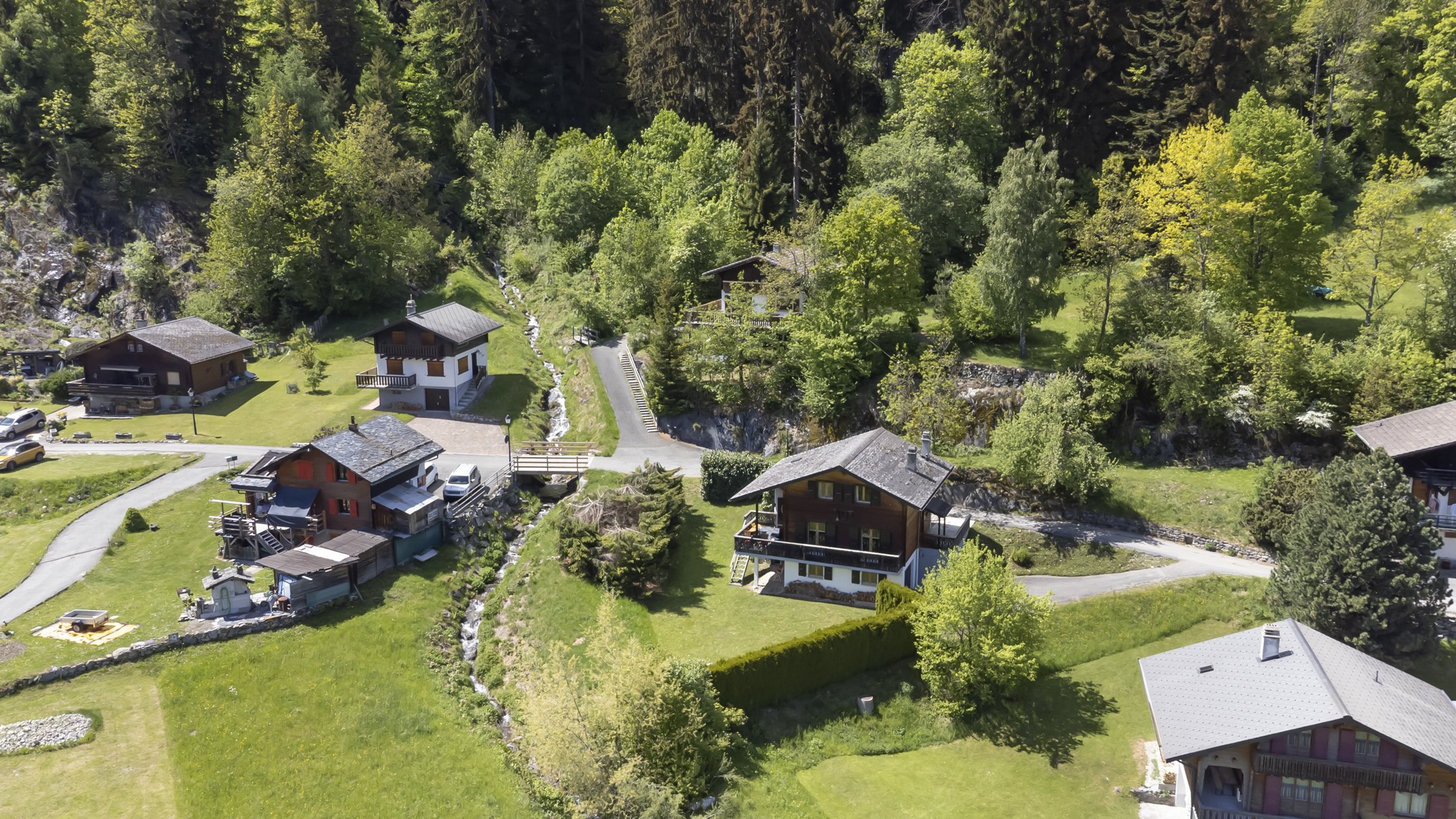 Luftaufnahme eines alpinen Chalet-Dorfes