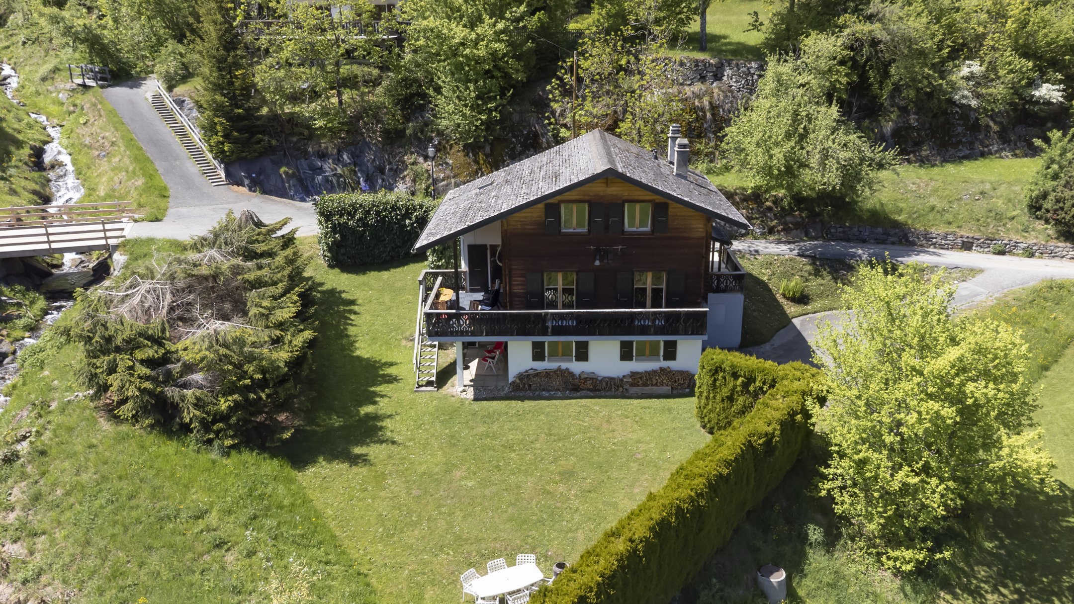 Luftaufnahme eines Chalets mit großem Garten