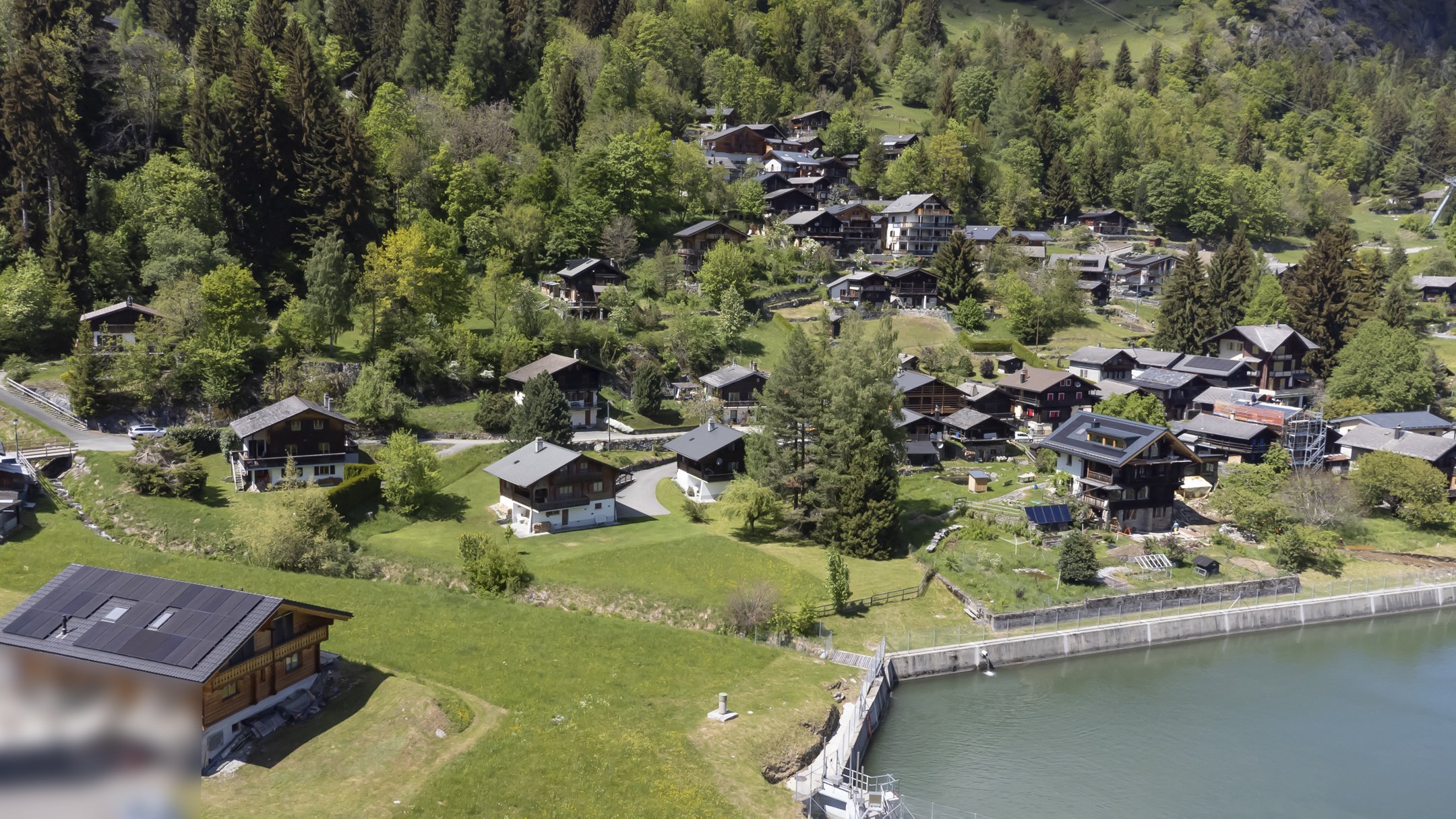 Alpine-Ansicht eines Dorfes am Wasser