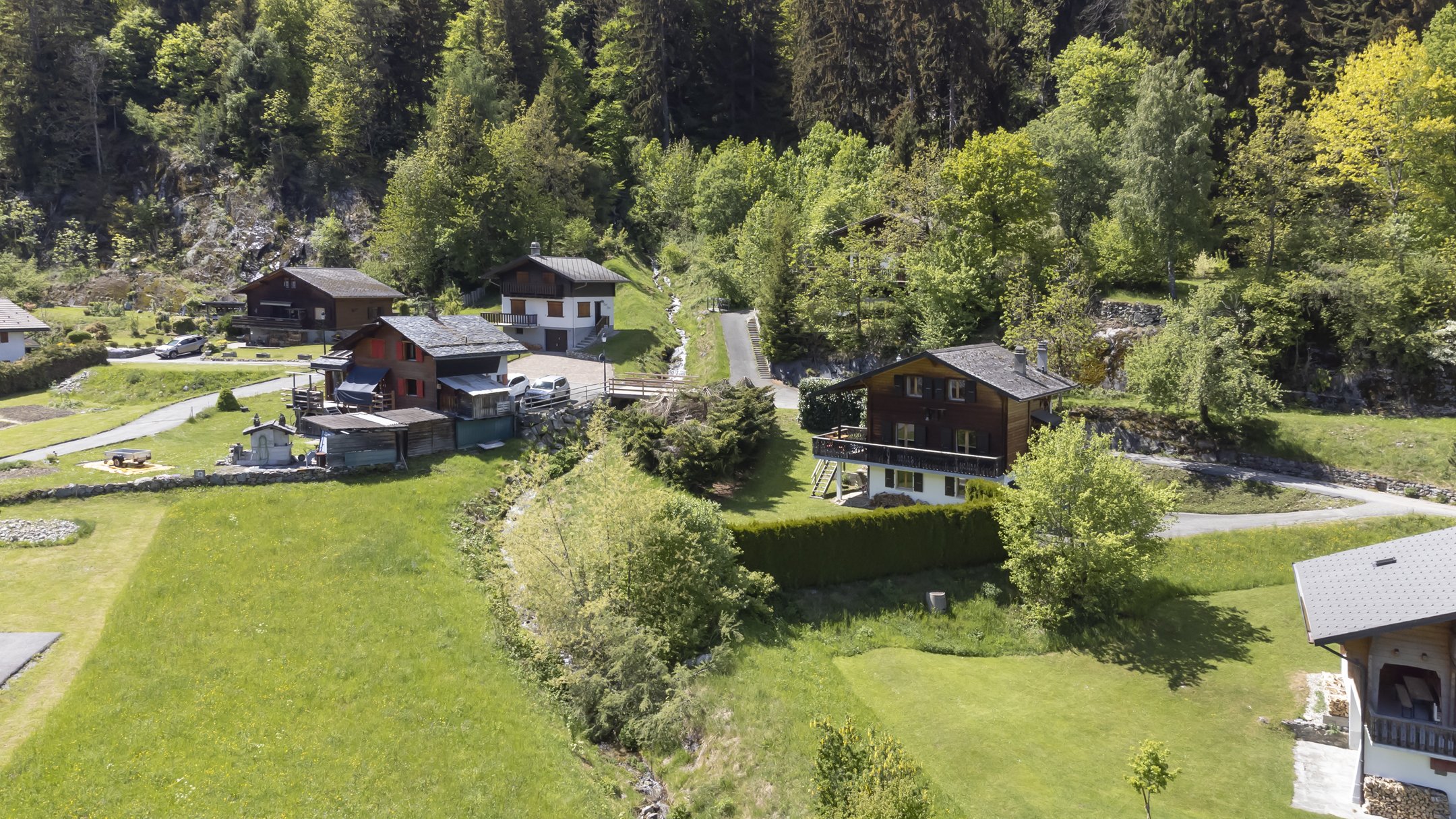 Alpines Dorfpanorama mit Chalets