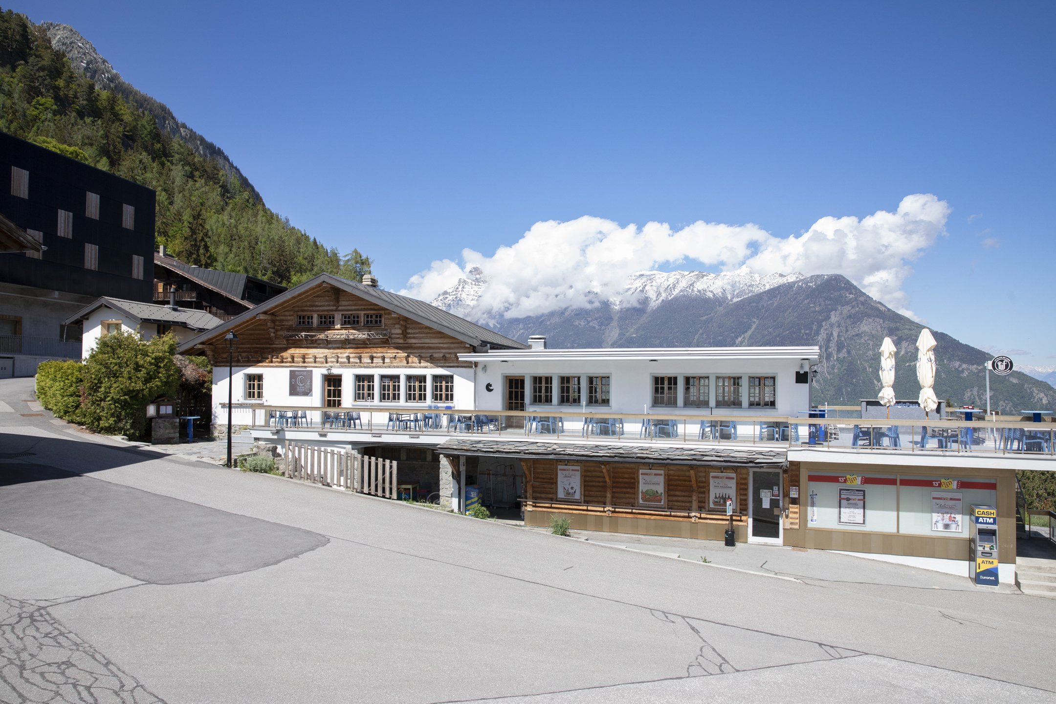 Berghotel mit Terrasse und Alpenblick