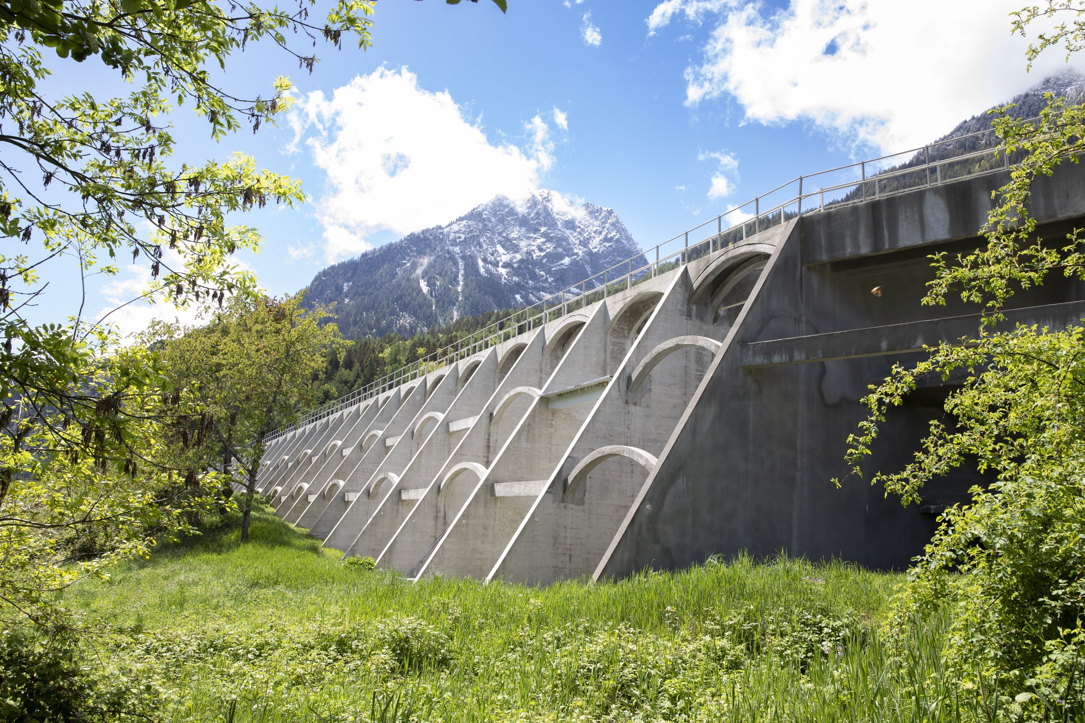 Außenansicht einer Betonbaukonstruktion in alpiner Landschaft