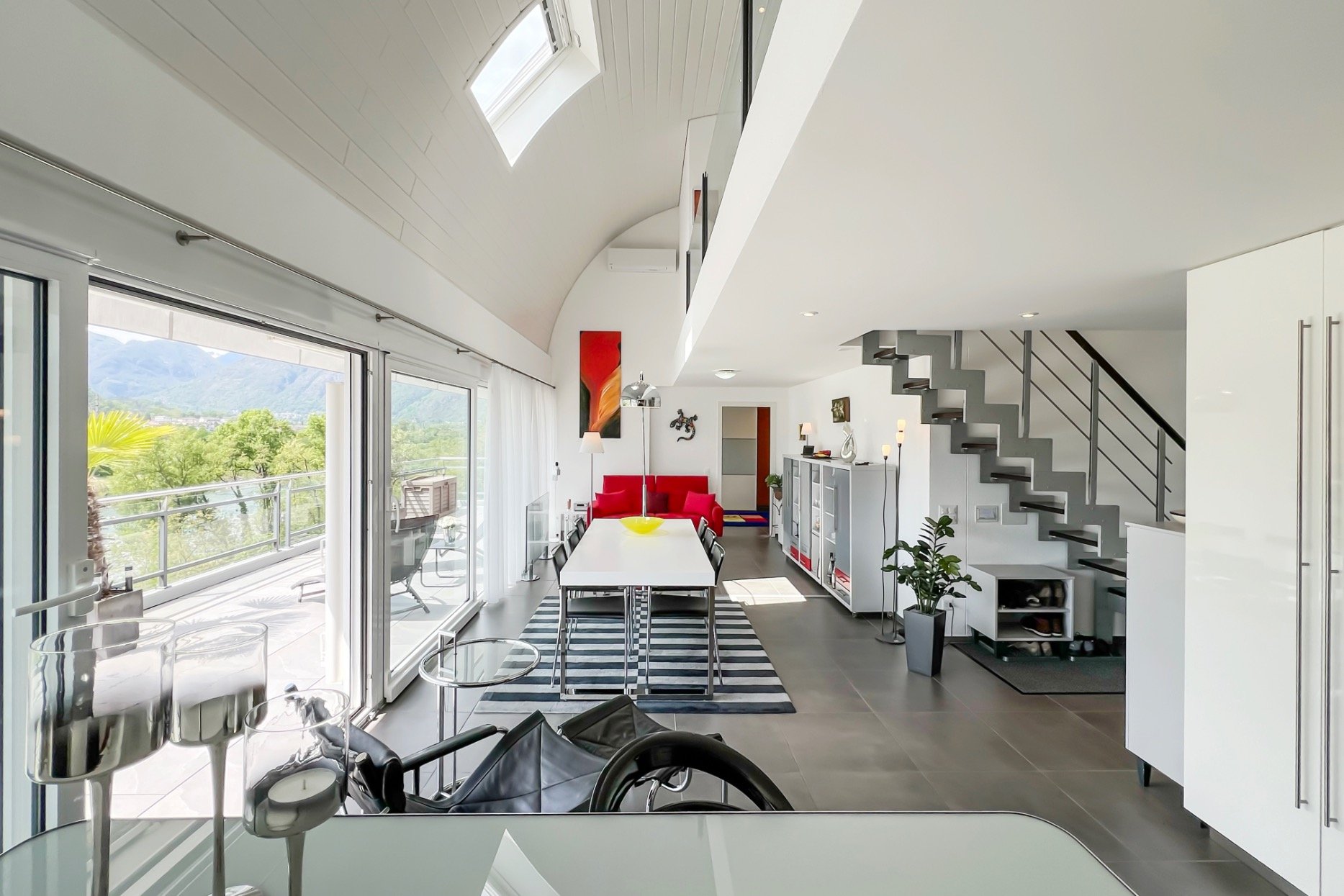 Modernes Wohn-Esszimmer mit Treppe und Terrasse
