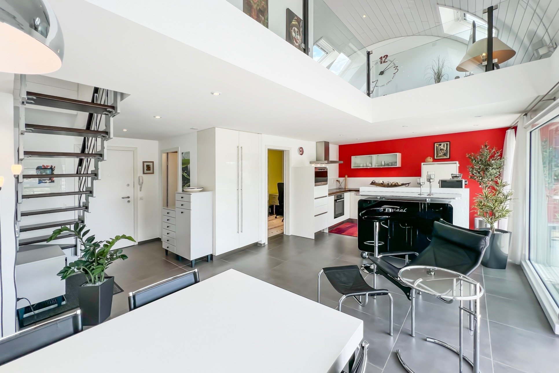 Modernes offenes Wohn- und Kücheninterieur