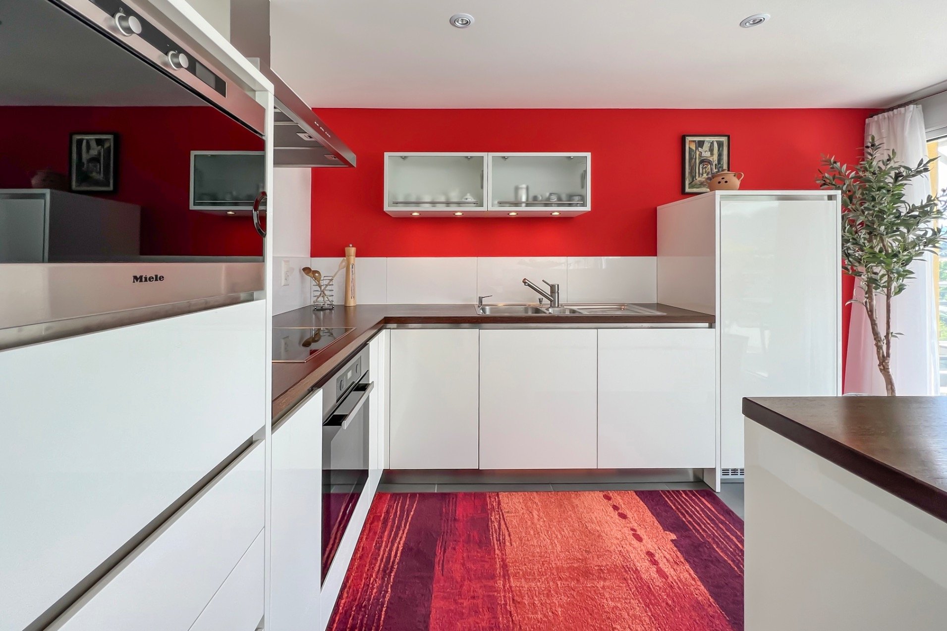 Moderne rote Küche mit weißen Fronten