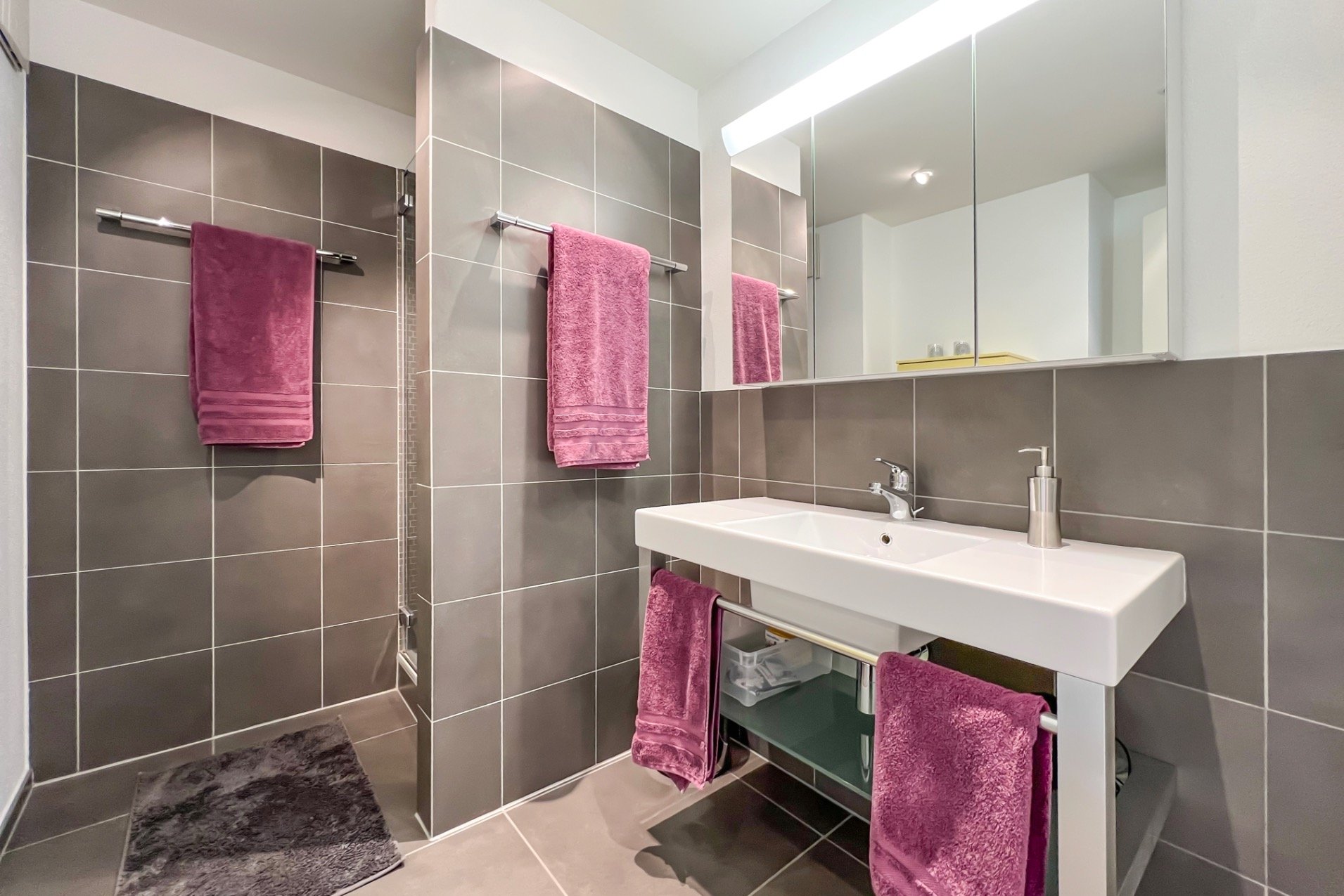 Modernes Badezimmer mit großem Spiegel und Doppelwaschbecken