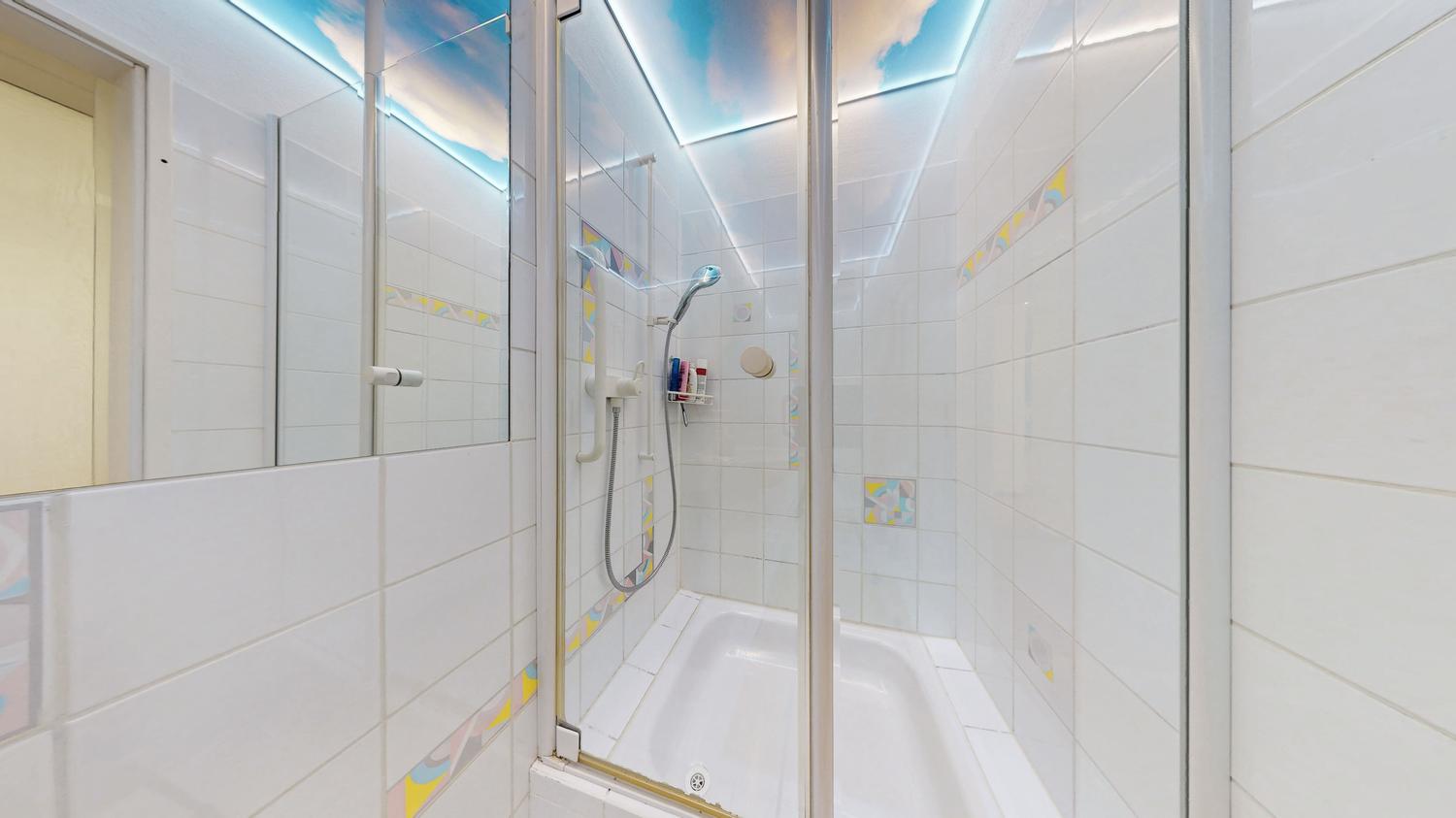 Badezimmer mit Duschkabine