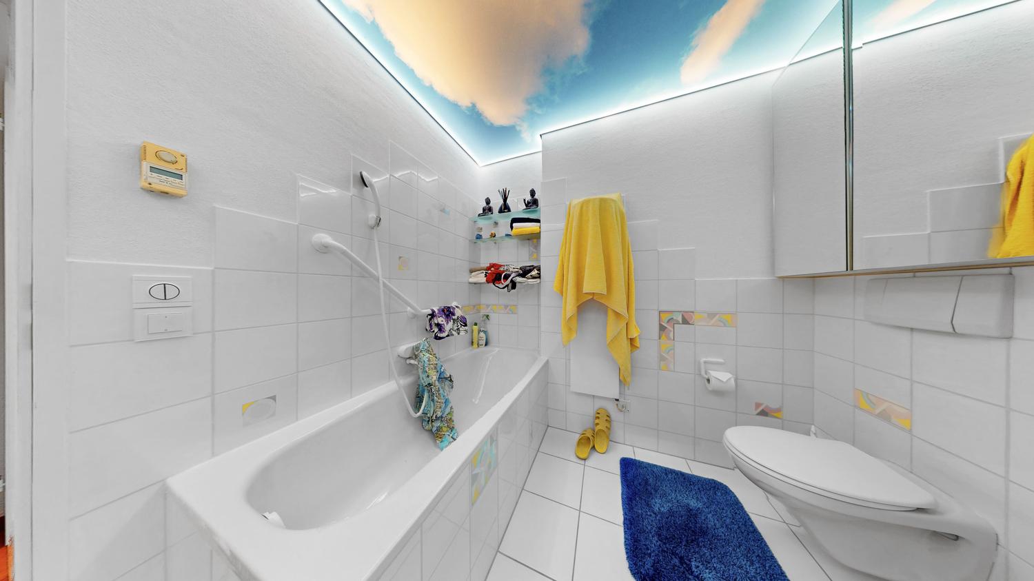 Modernes Badezimmer mit Badewanne und wandhängendem WC
