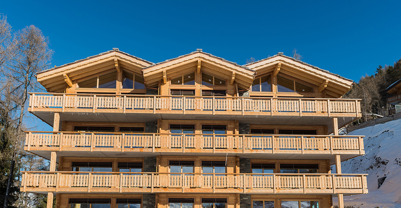 Holzchalet mit mehreren Balkonen