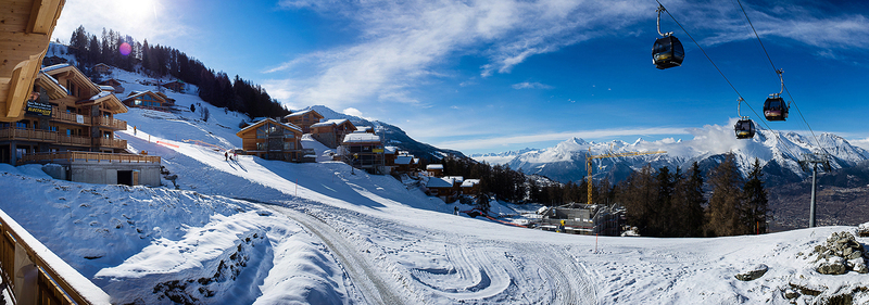 Skigebiet mit Chalets und Bergpanorama