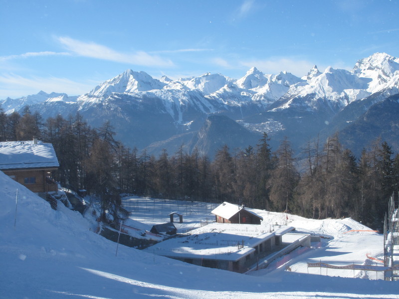 Bergpanorama mit verschneitem Hang