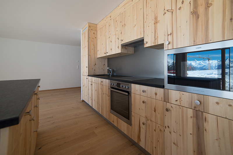Offene Holzküche mit Blick in den Wohnbereich
