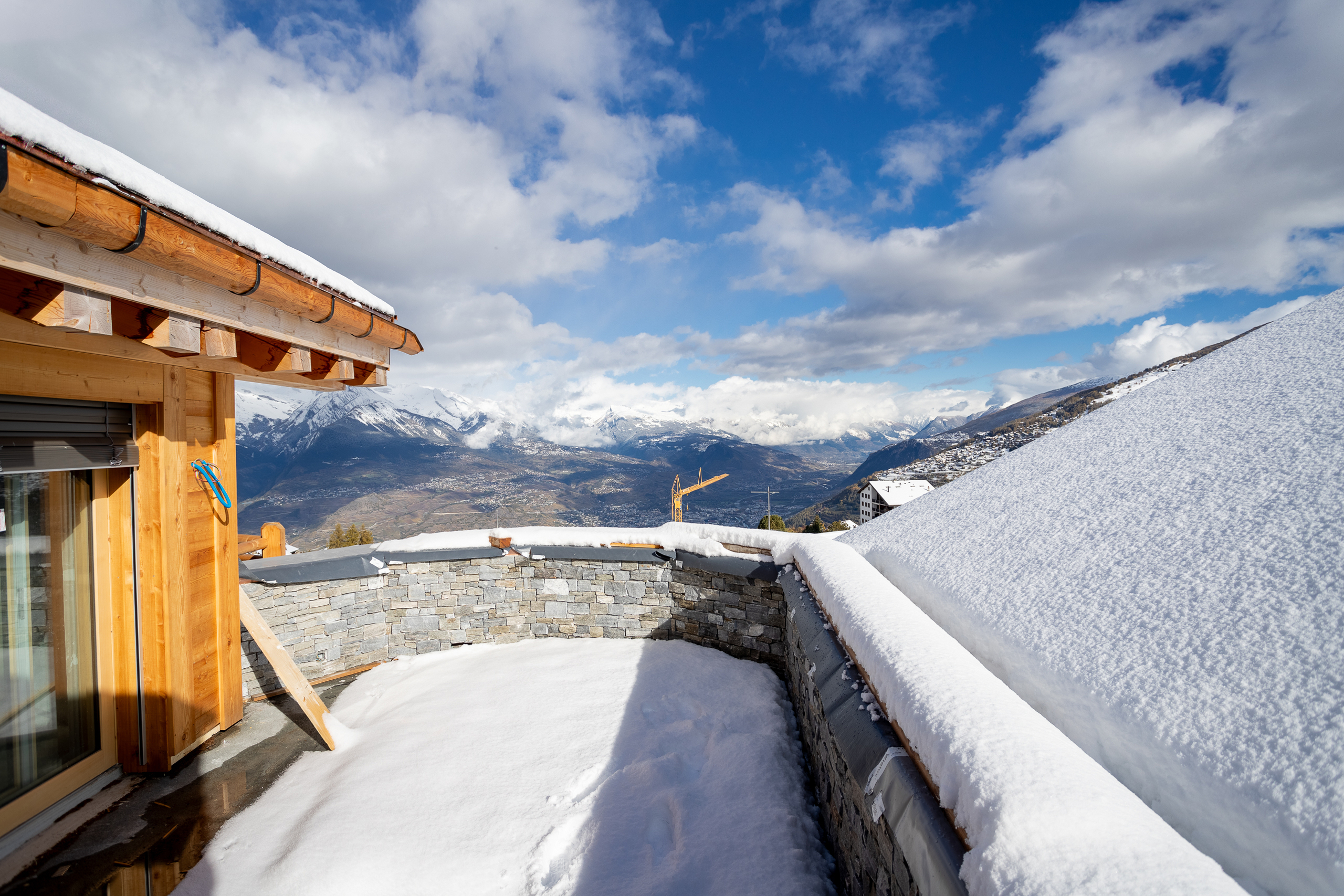 Schneebedeckte Bergterrasse mit Panorama