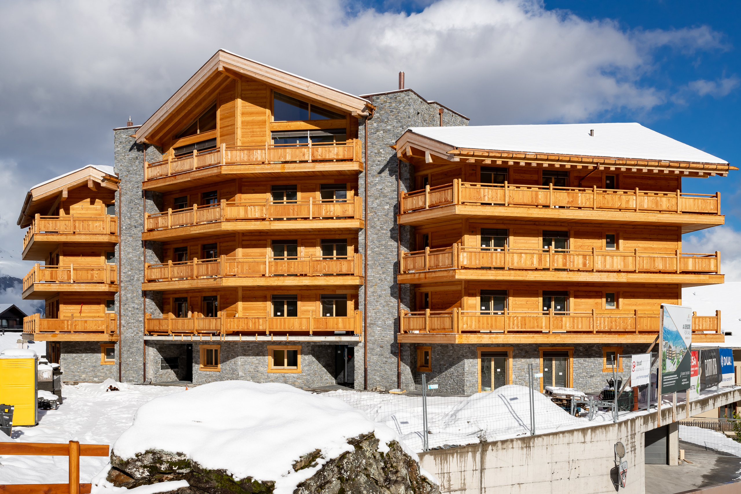 Alpine Chalet-Mehrfamilienhaus mit Balkonen