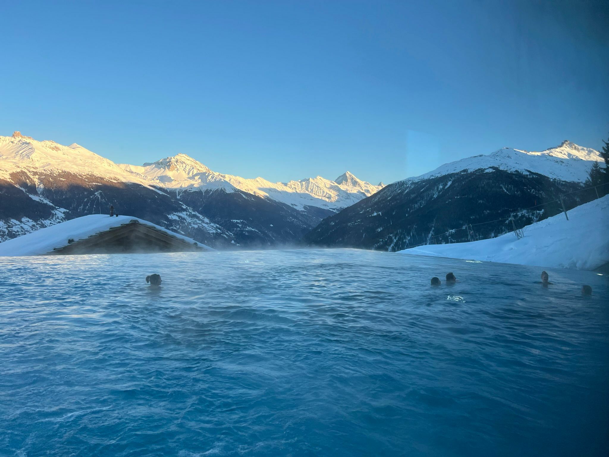 Außenpool mit Bergblick