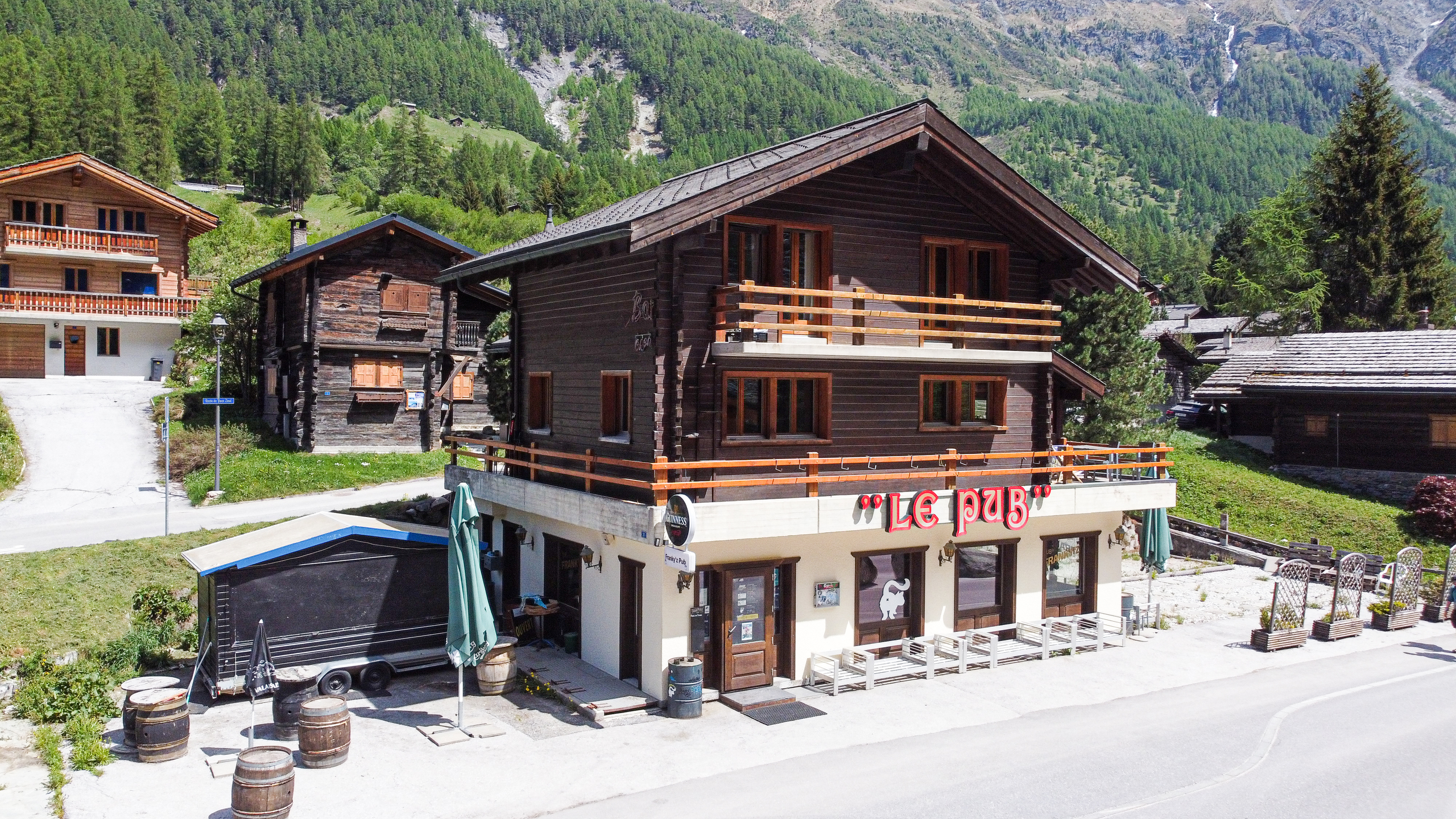 Alpenhütte mit Bar im Chaletstil