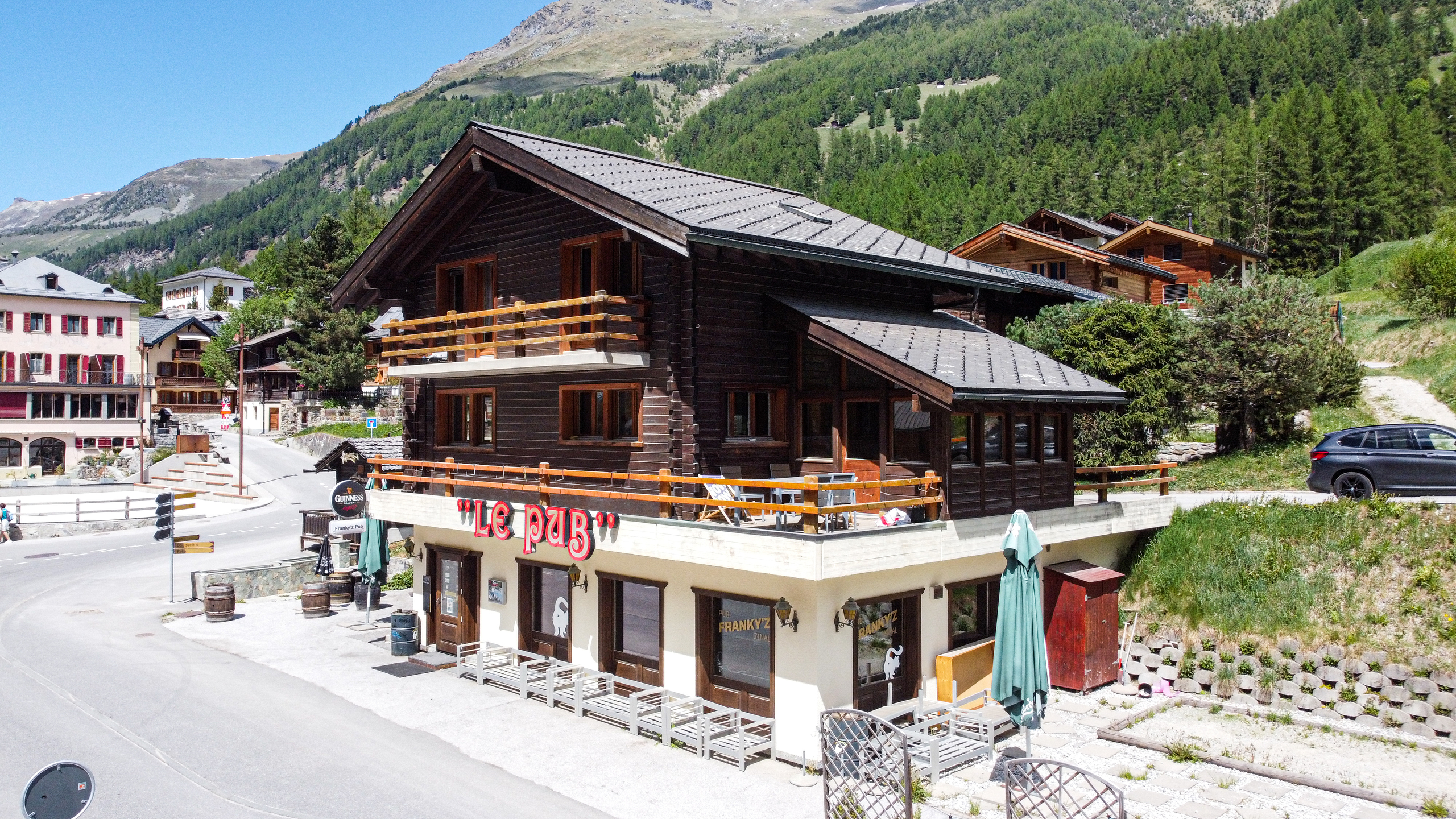 Alpines Gebäude mit Außenterrassen