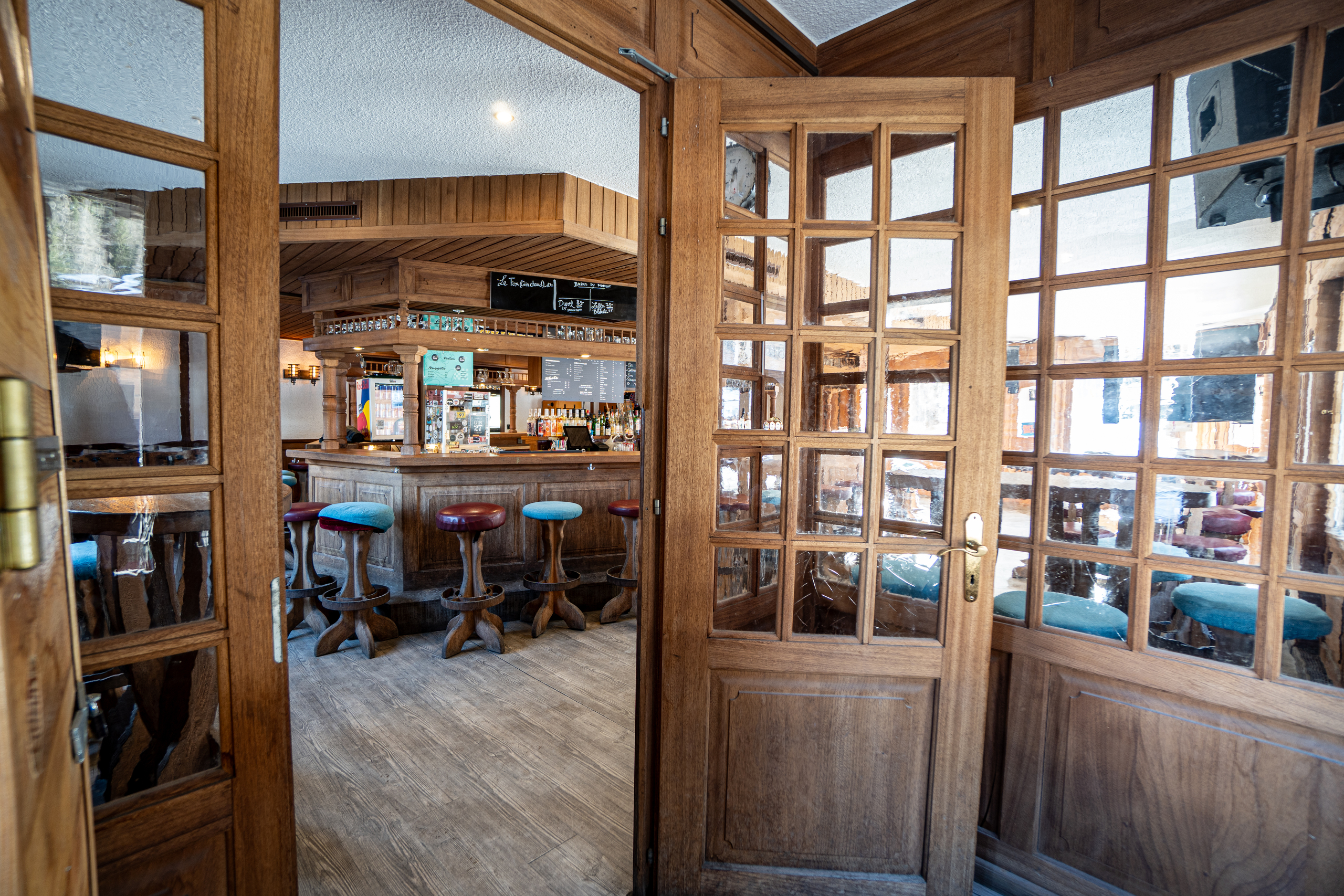 Gemütliche Bar mit Holztüren