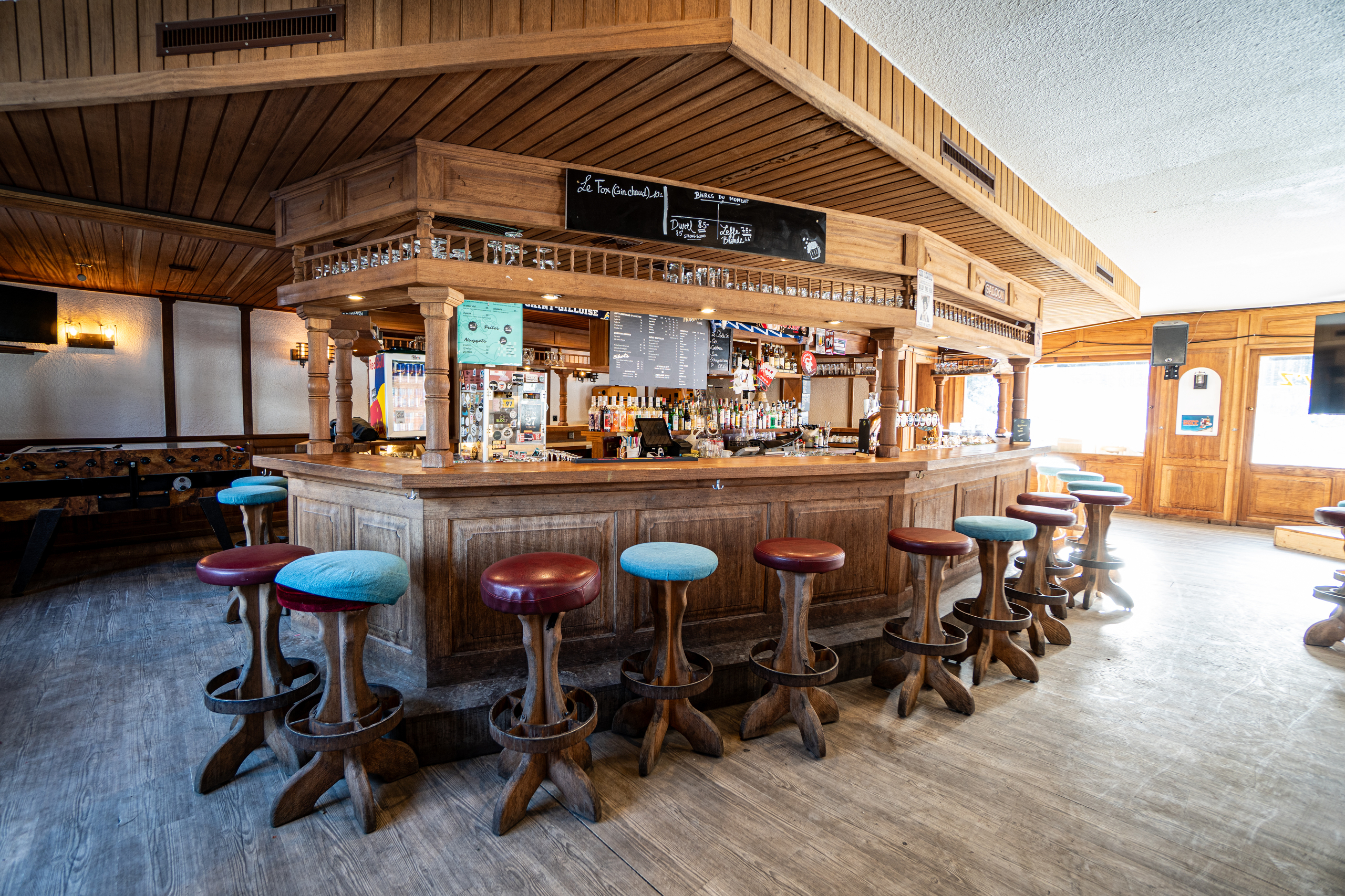 Gemütliche Bar mit Holzinterieur