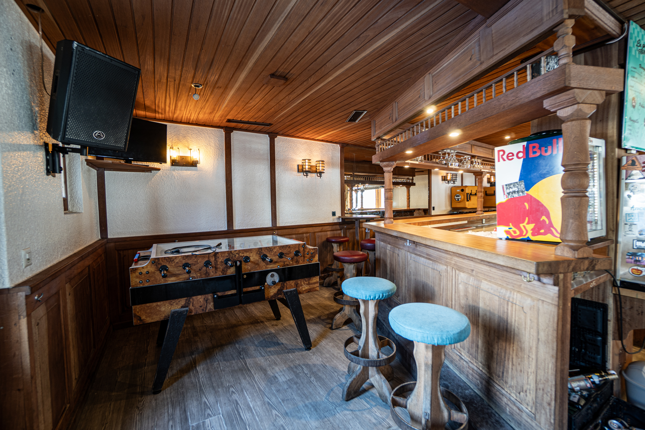 Rustikale Bar mit Holzverkleidung
