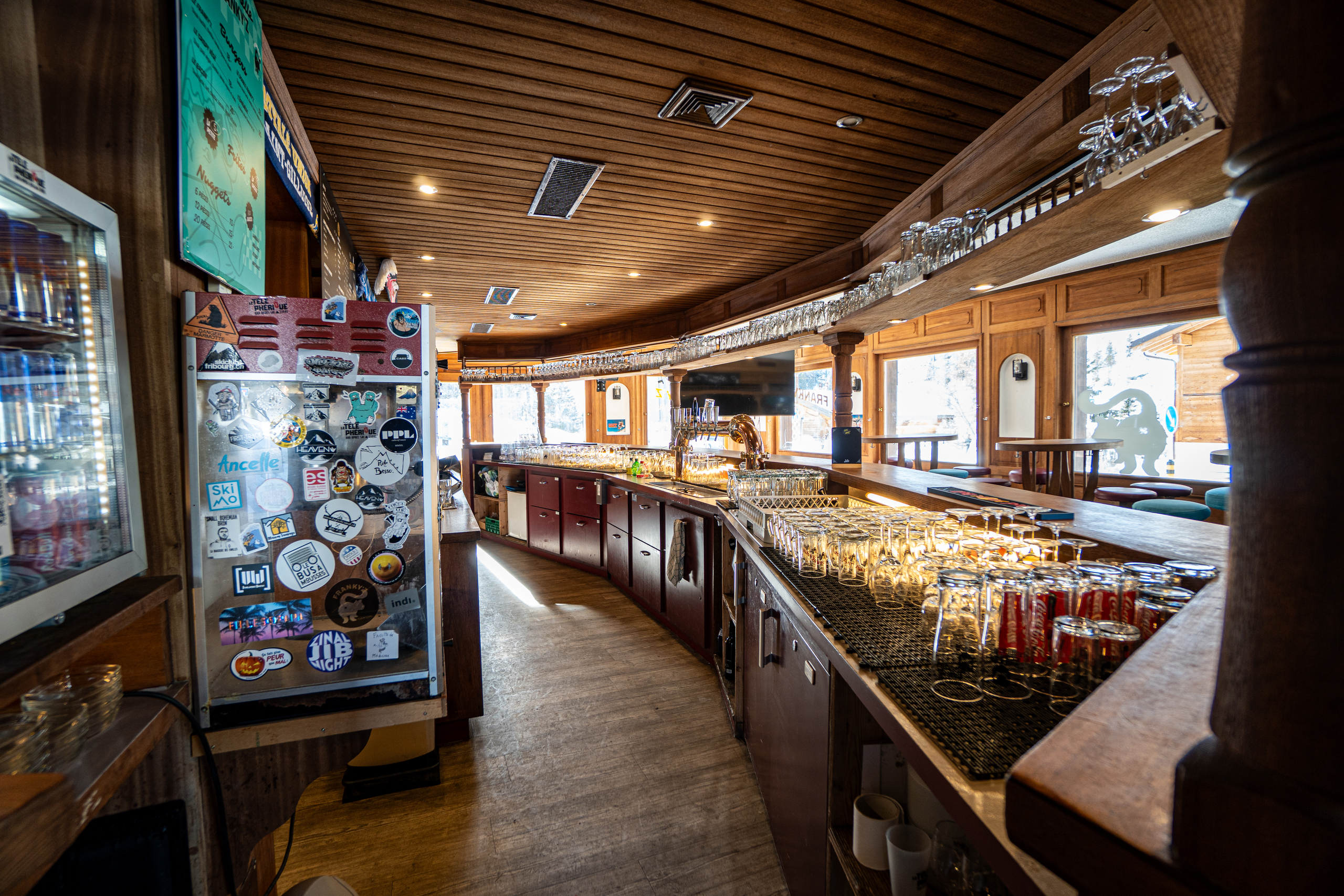 Bar mit Holzverkleidung