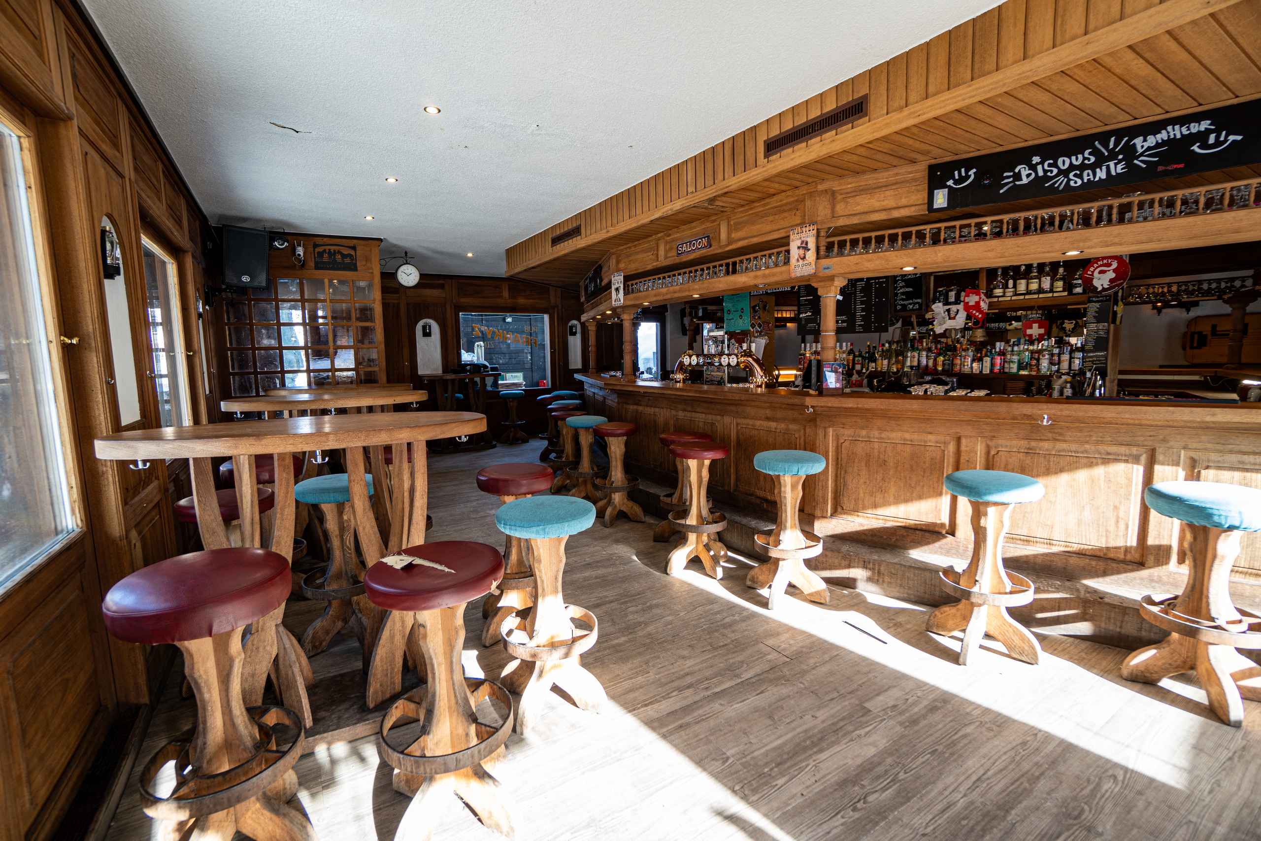 Rustikale Bar mit Holzinterieur