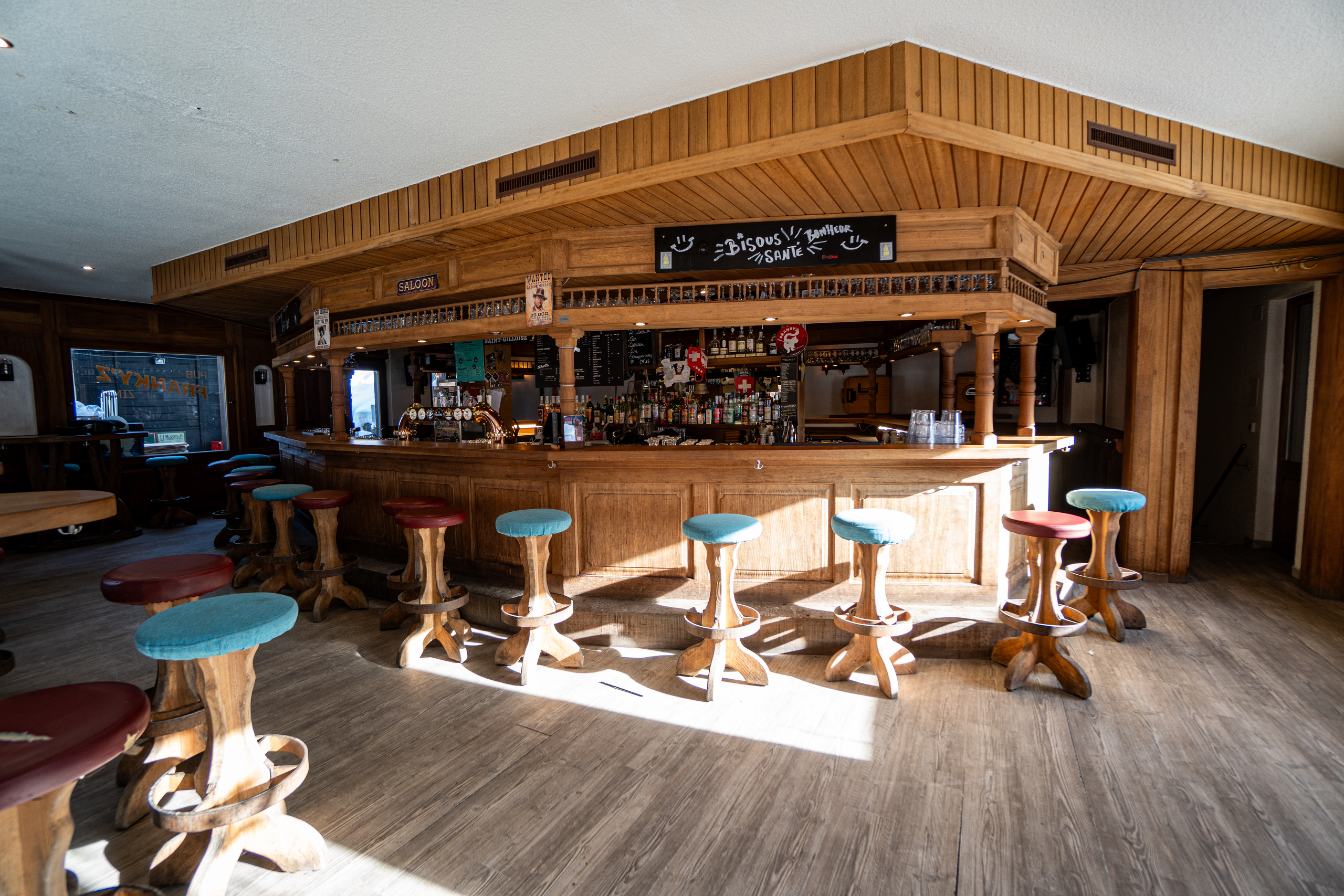 Rustikale Bar mit Holzinterieur
