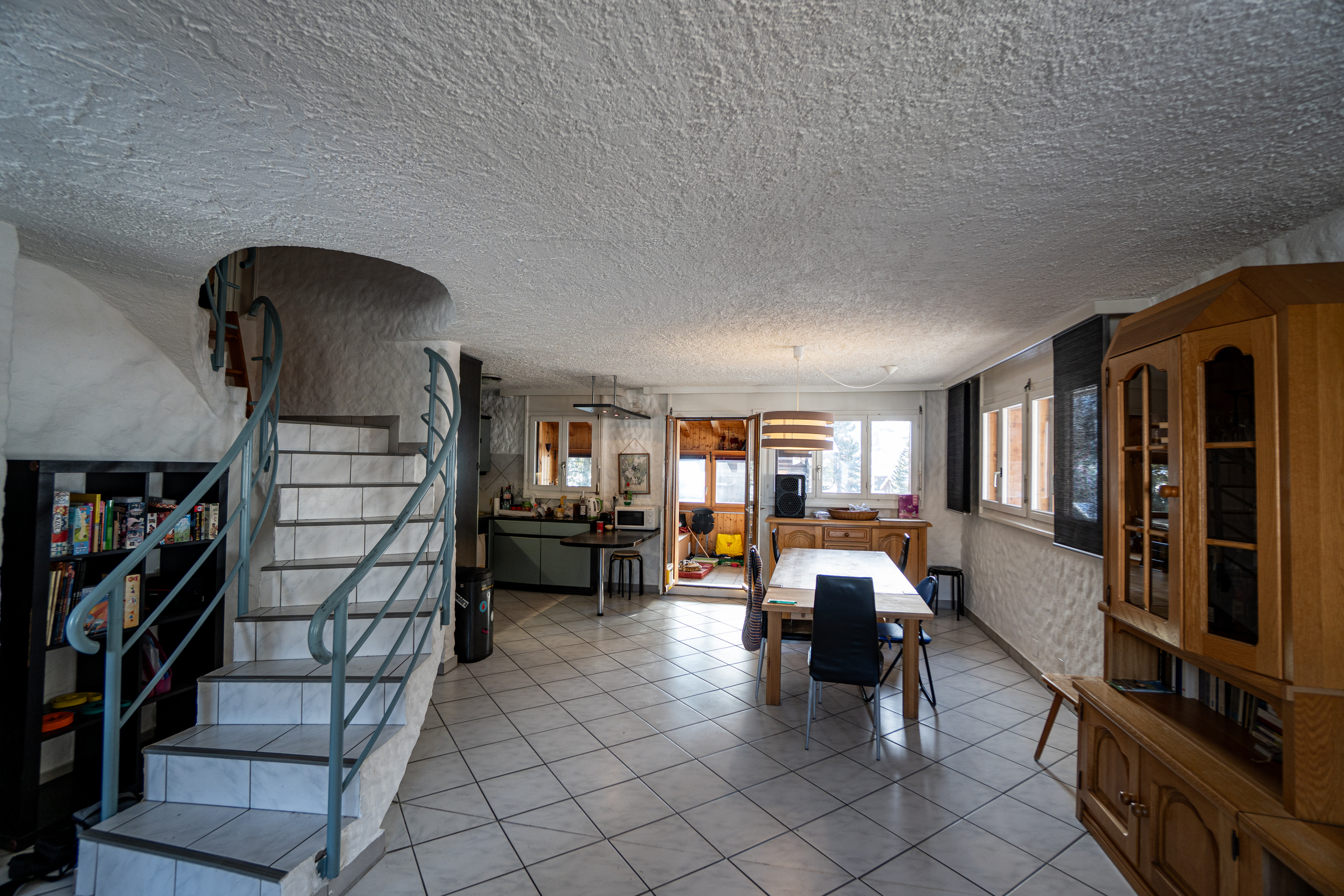 Offener Wohn- und Essbereich mit Treppe