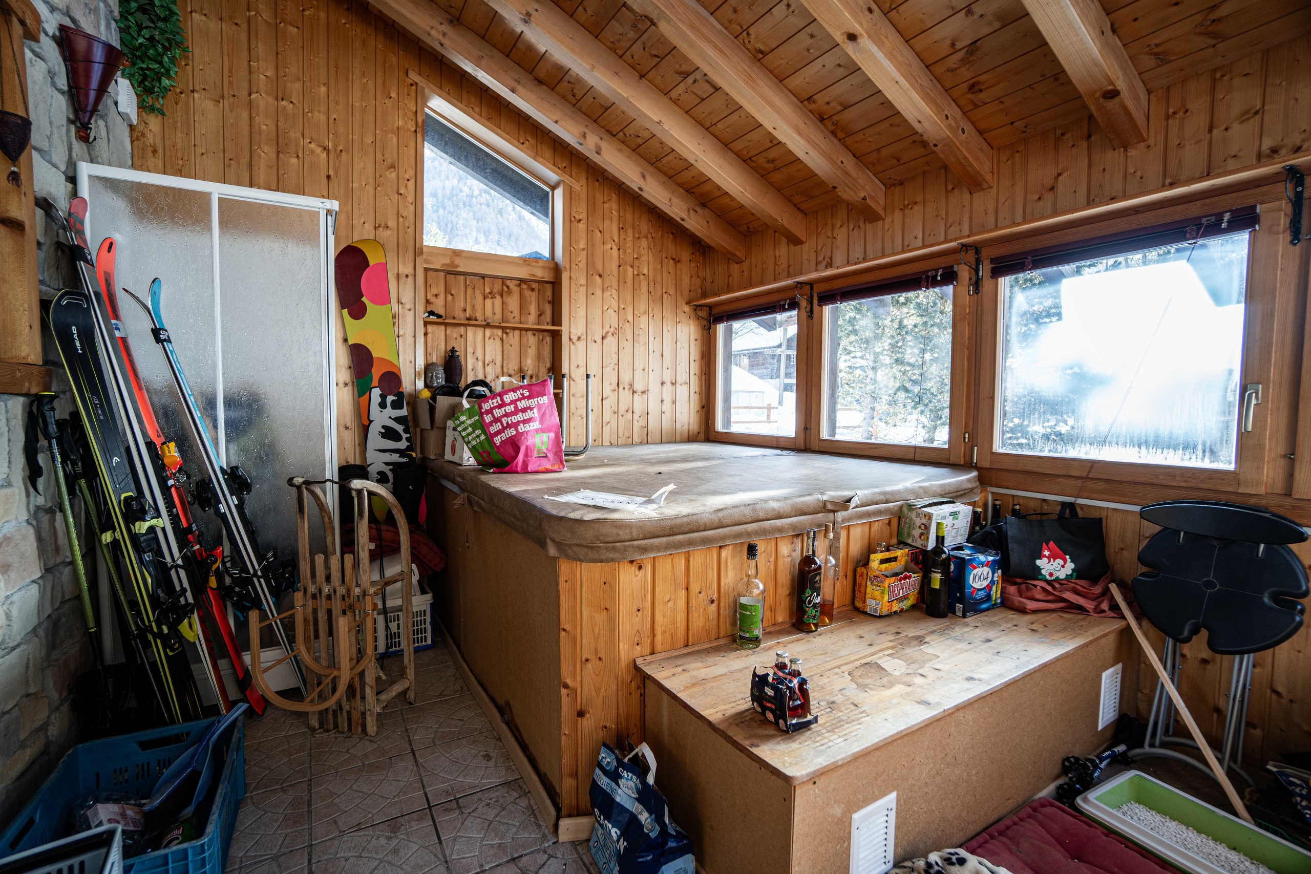 Gemütlicher, rustikaler Innenraum mit Holzverkleidung und Dachschrägen