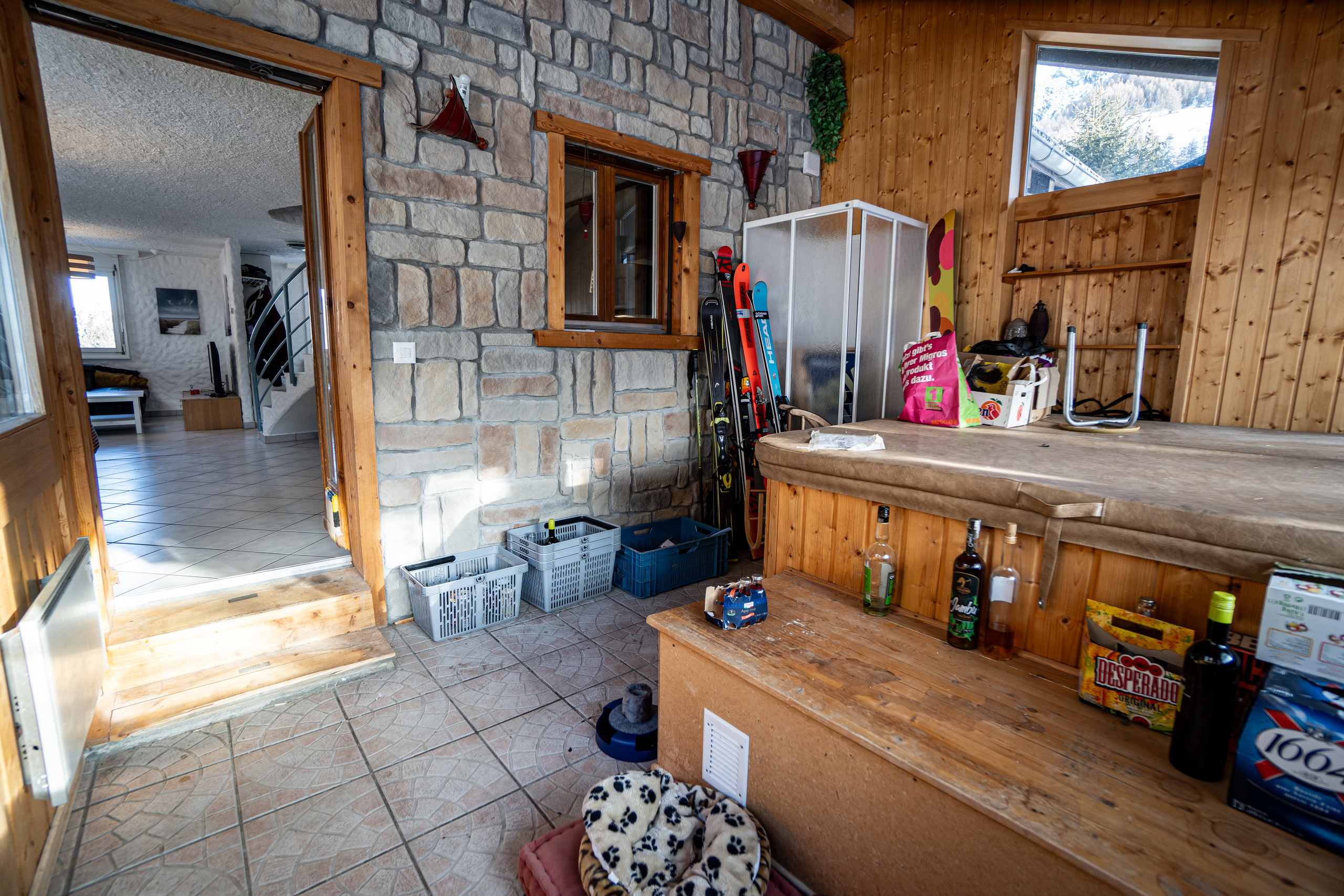 Rustikaler Innenraum mit Bar und Ski-Ecke
