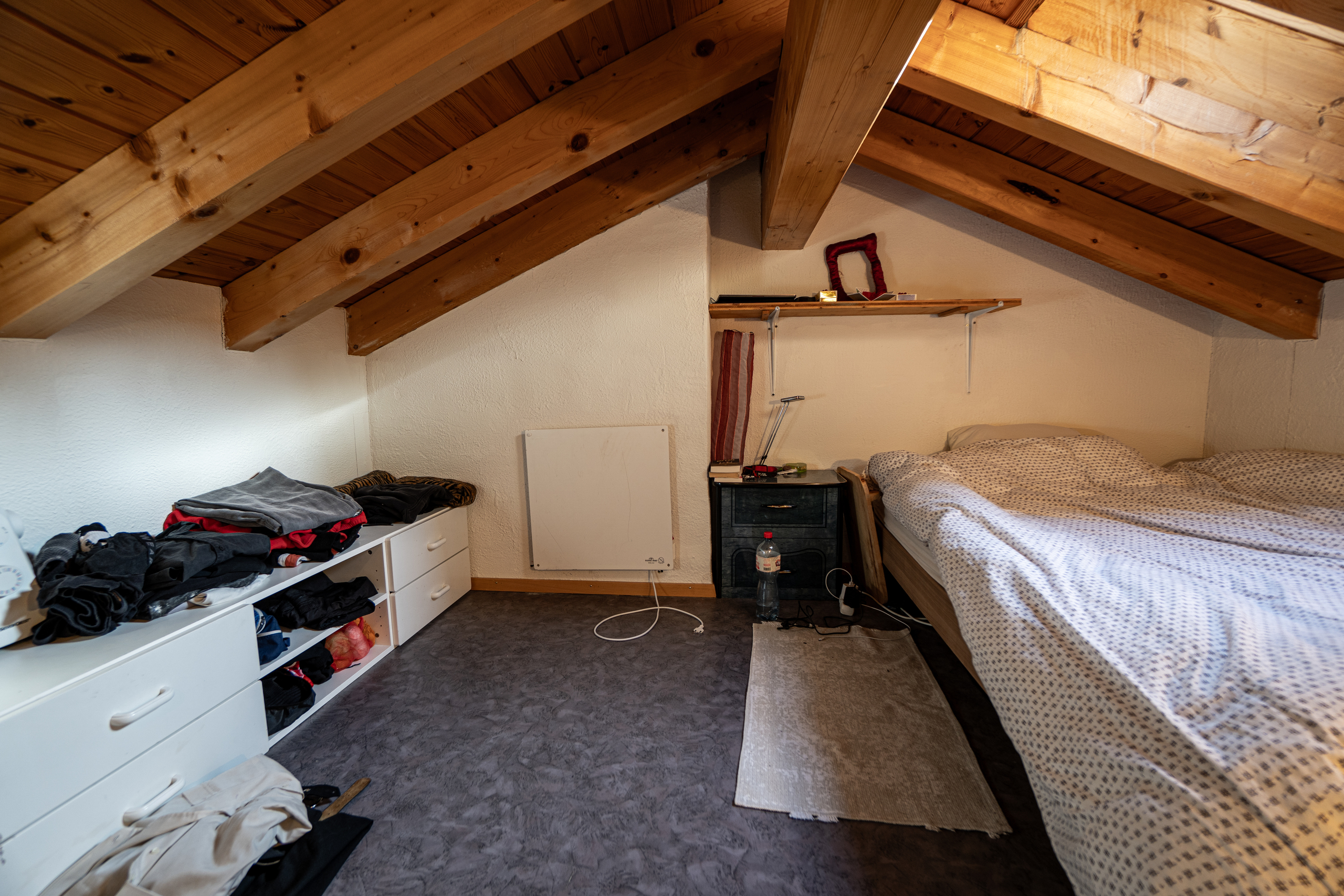 Dachgeschoss-Schlafzimmer mit sichtbaren Holzbalken