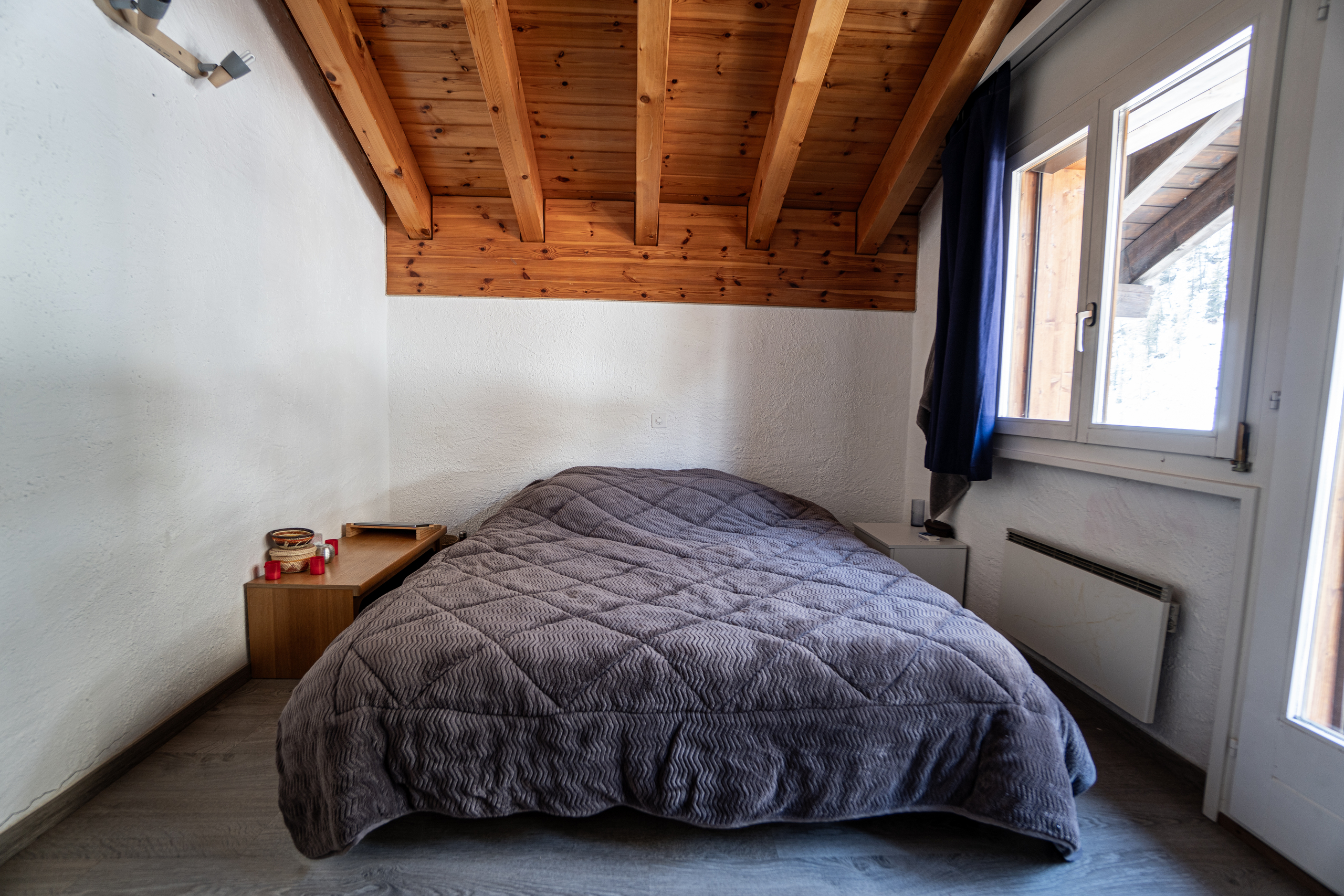 Gemütliches Schlafzimmer unter Schrägdach