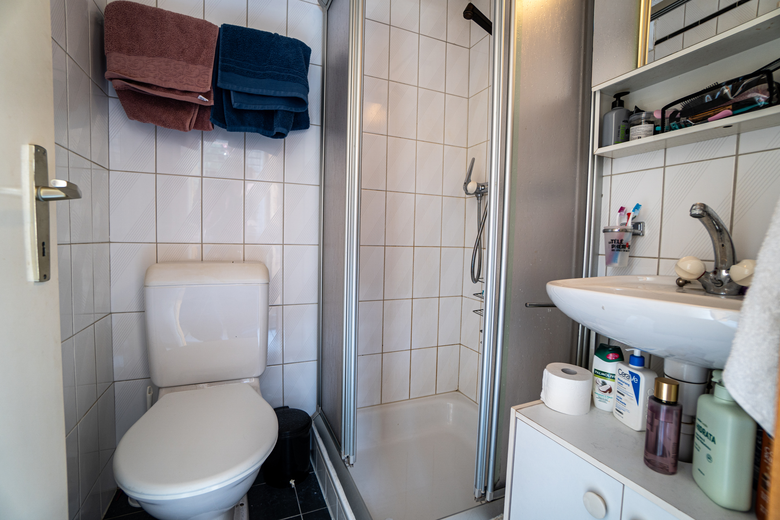 Kleines Bad mit Dusche und WC