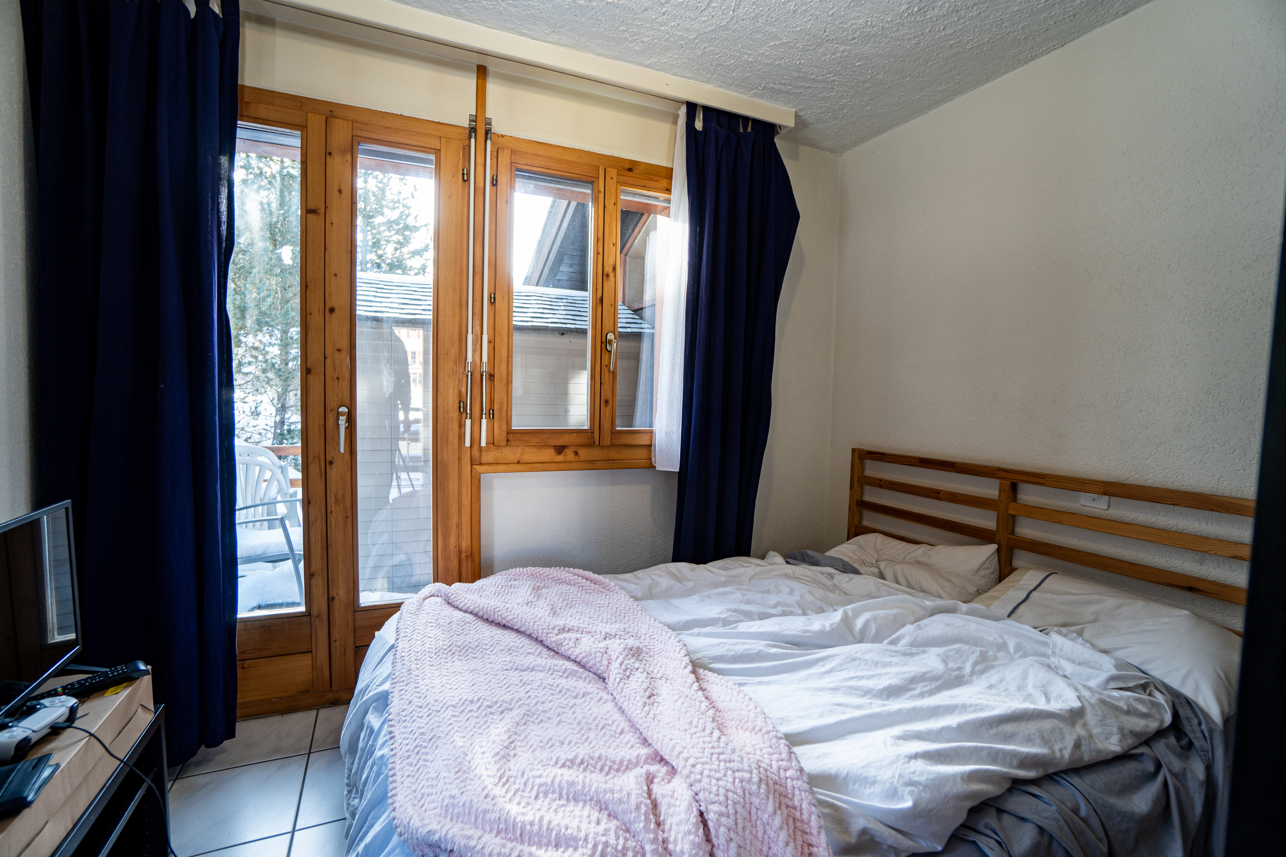 Gemütliches Schlafzimmer mit Balkonzugang