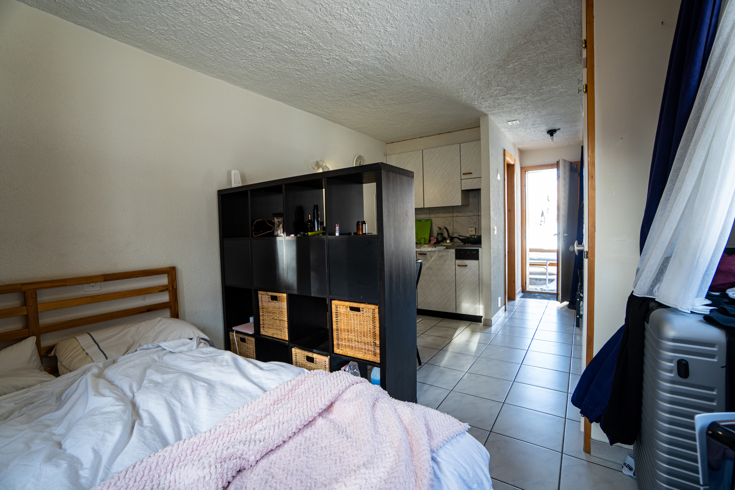 Kleines Schlafzimmer mit offener Küchenzeile