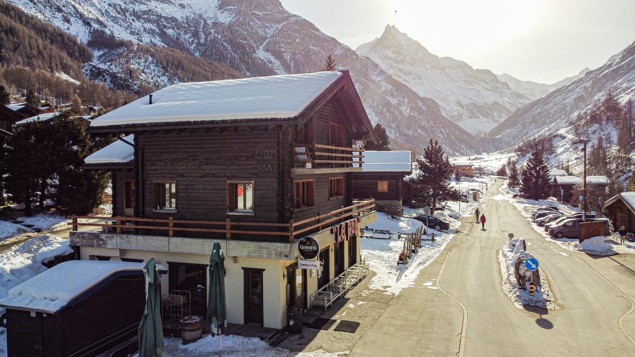 Alpines Gebäude mit Schneelandschaft