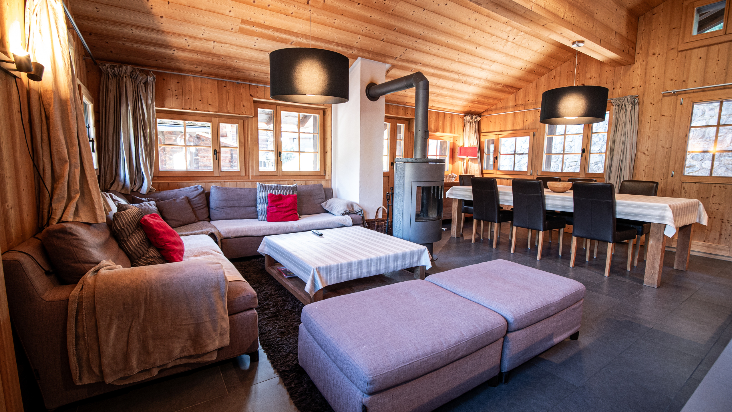 Gemütlicher Wohn- und Essbereich in Holzchalet-Optik