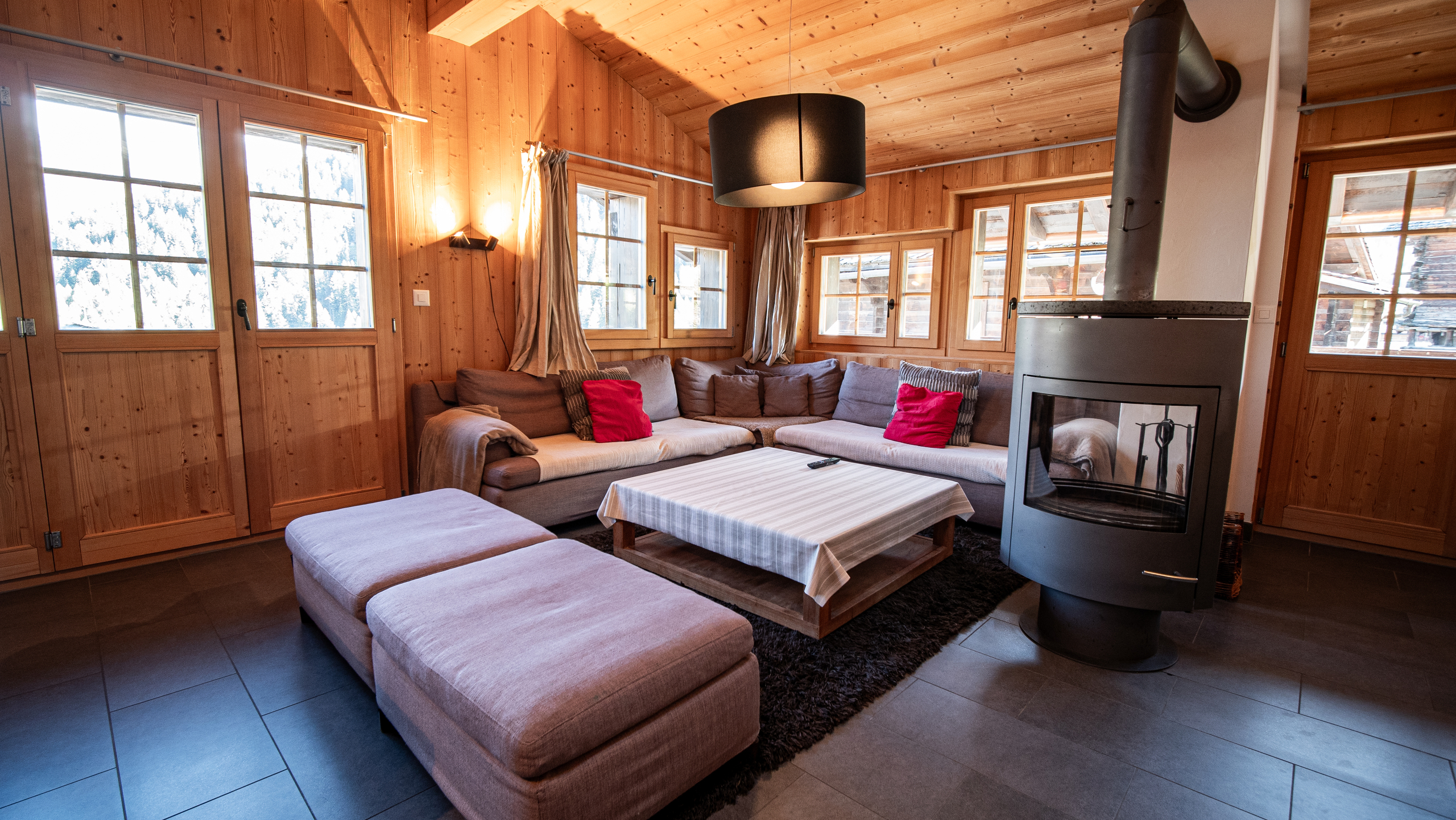 Gemütliches Chalet-Wohnzimmer mit Kaminofen