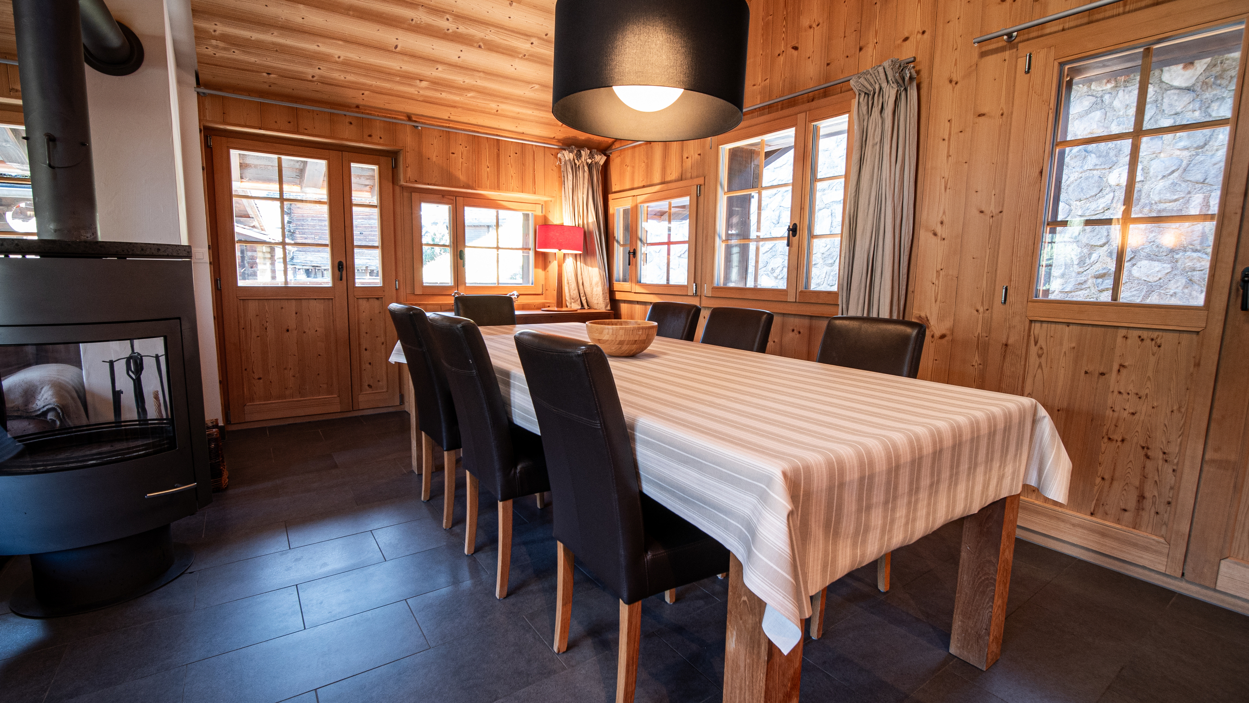 Gemütliches Esszimmer im alpinen Stil