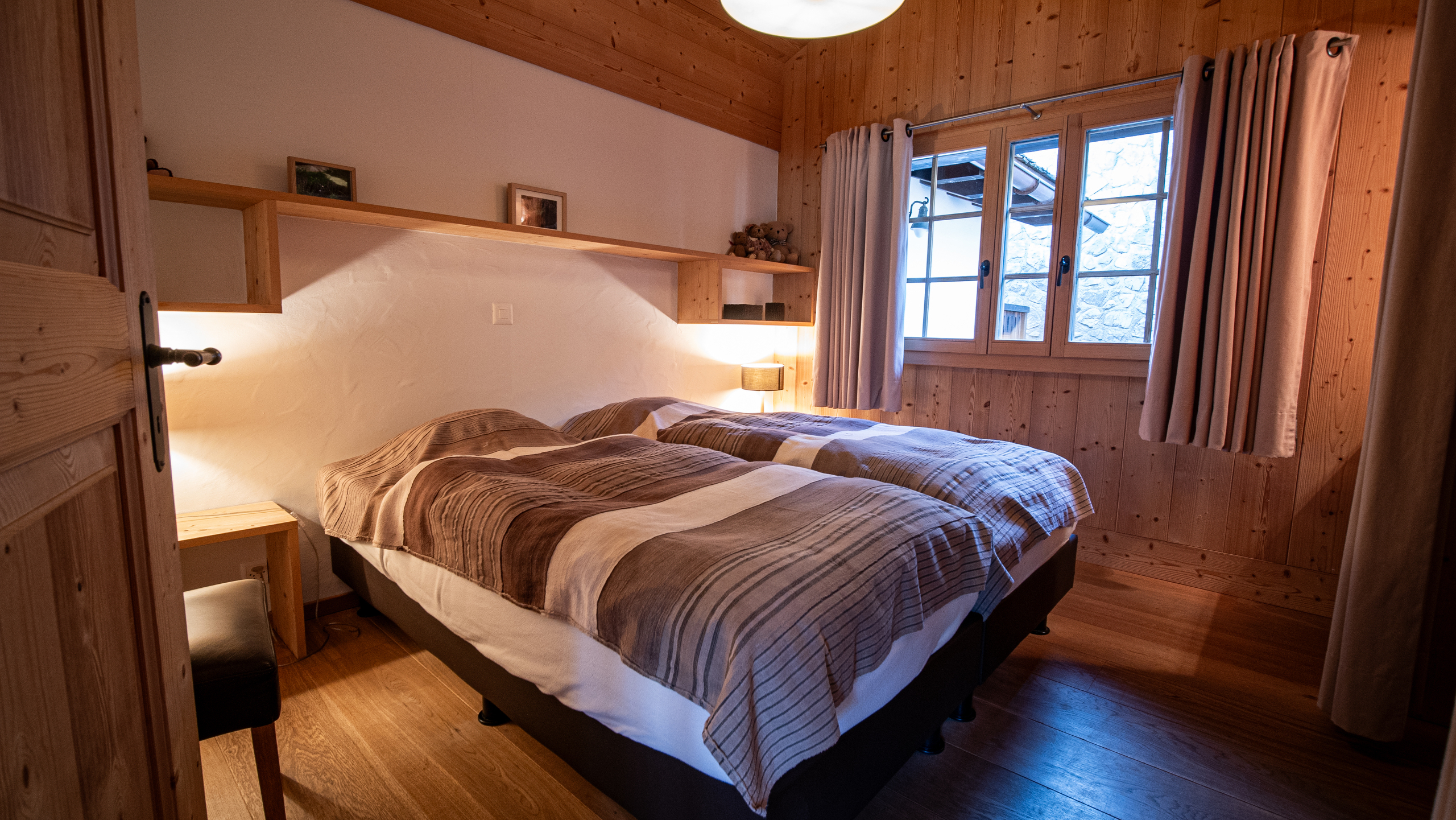 Gemütliches Schlafzimmer im Holzstil