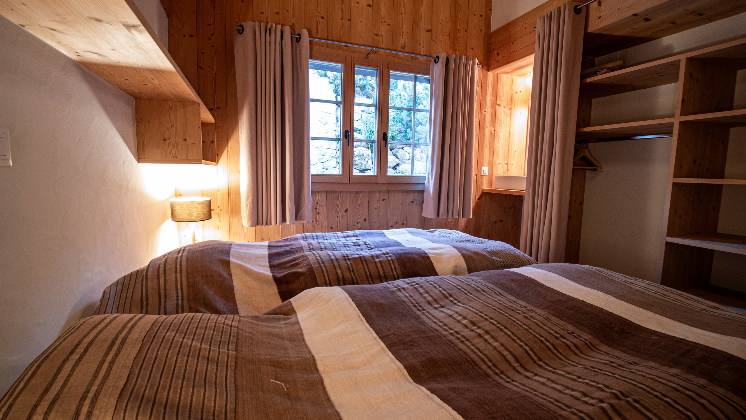 Gemütliches Holzbett-Zimmer mit Dachschräge