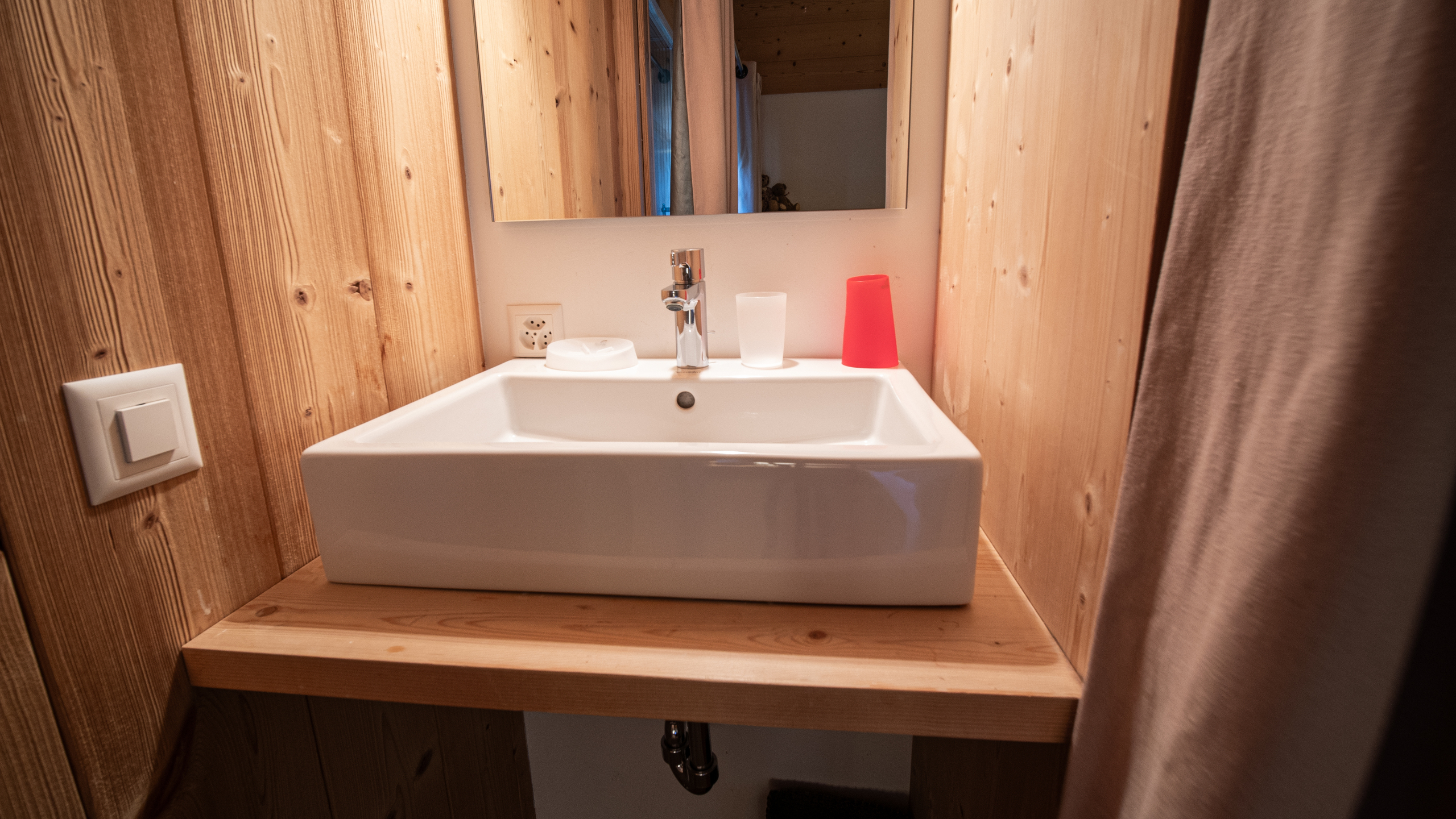 Kleines Bad mit Holzverkleidung