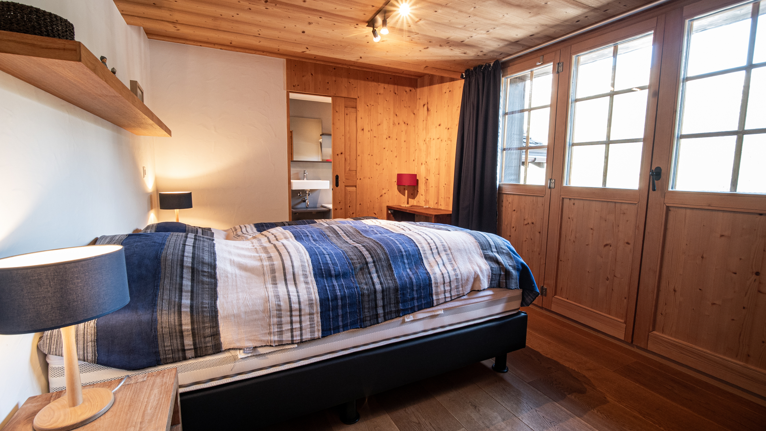 Gemütliches Schlafzimmer im Holzstil