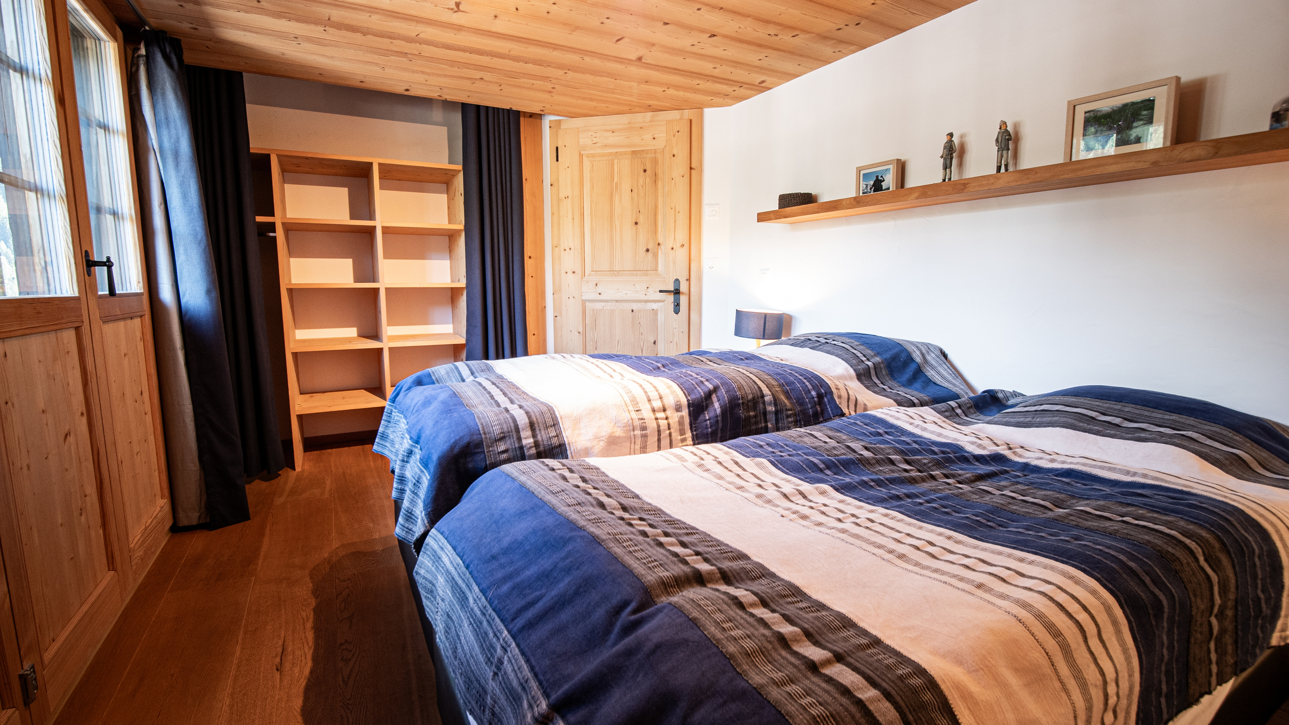 Gemütliches Schlafzimmer mit Holzverkleidung