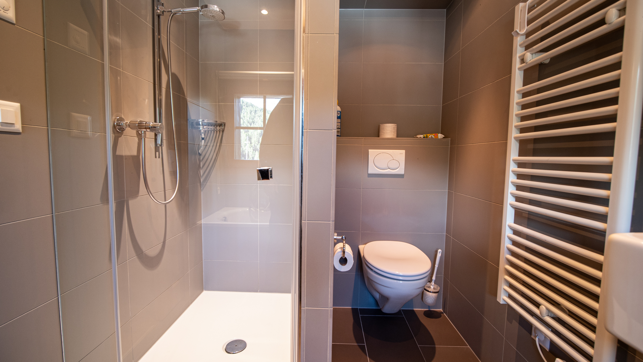 Modernes Bad mit Dusche und WC