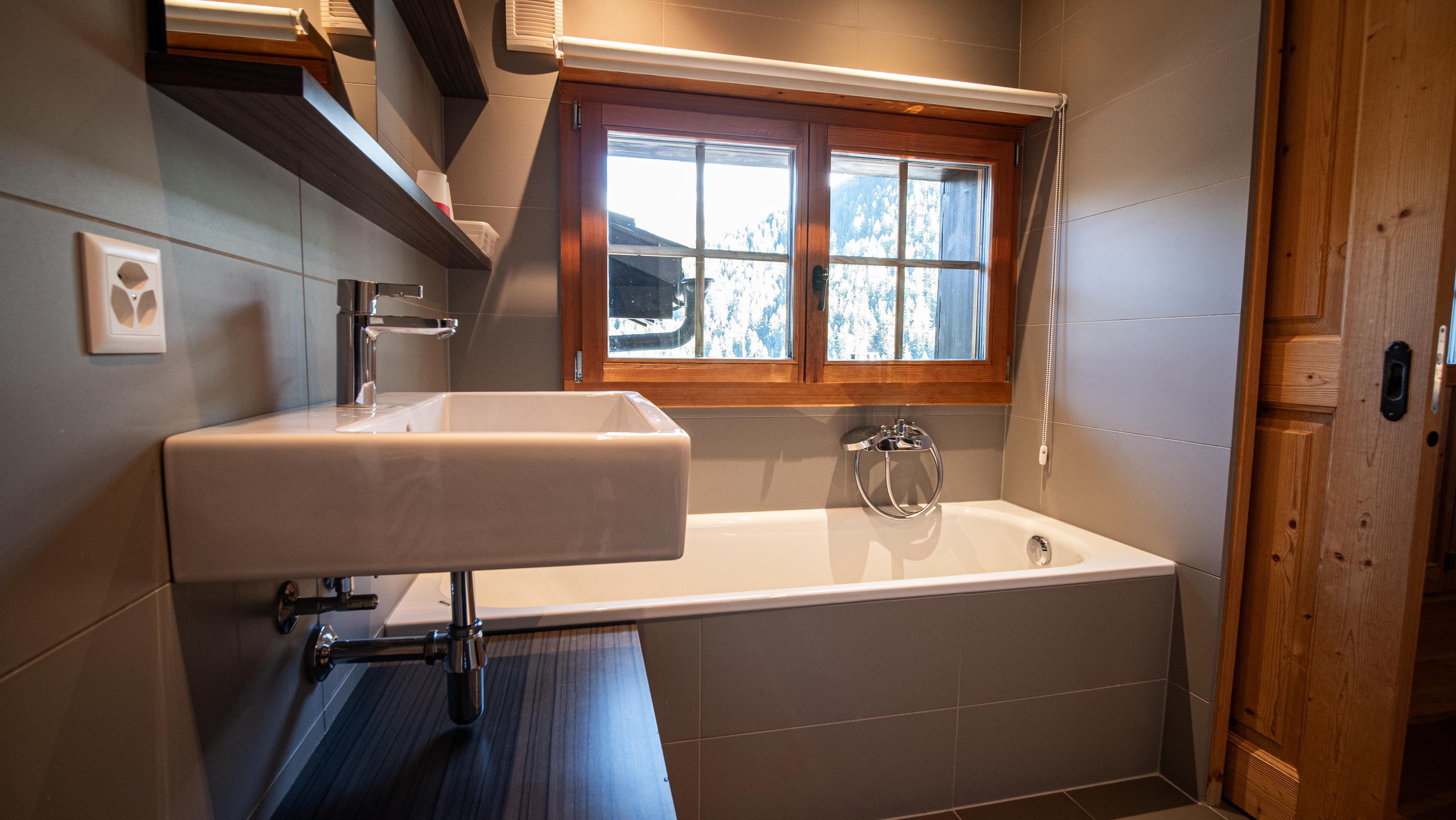 Modernes Badezimmer mit Badewanne und Fenster