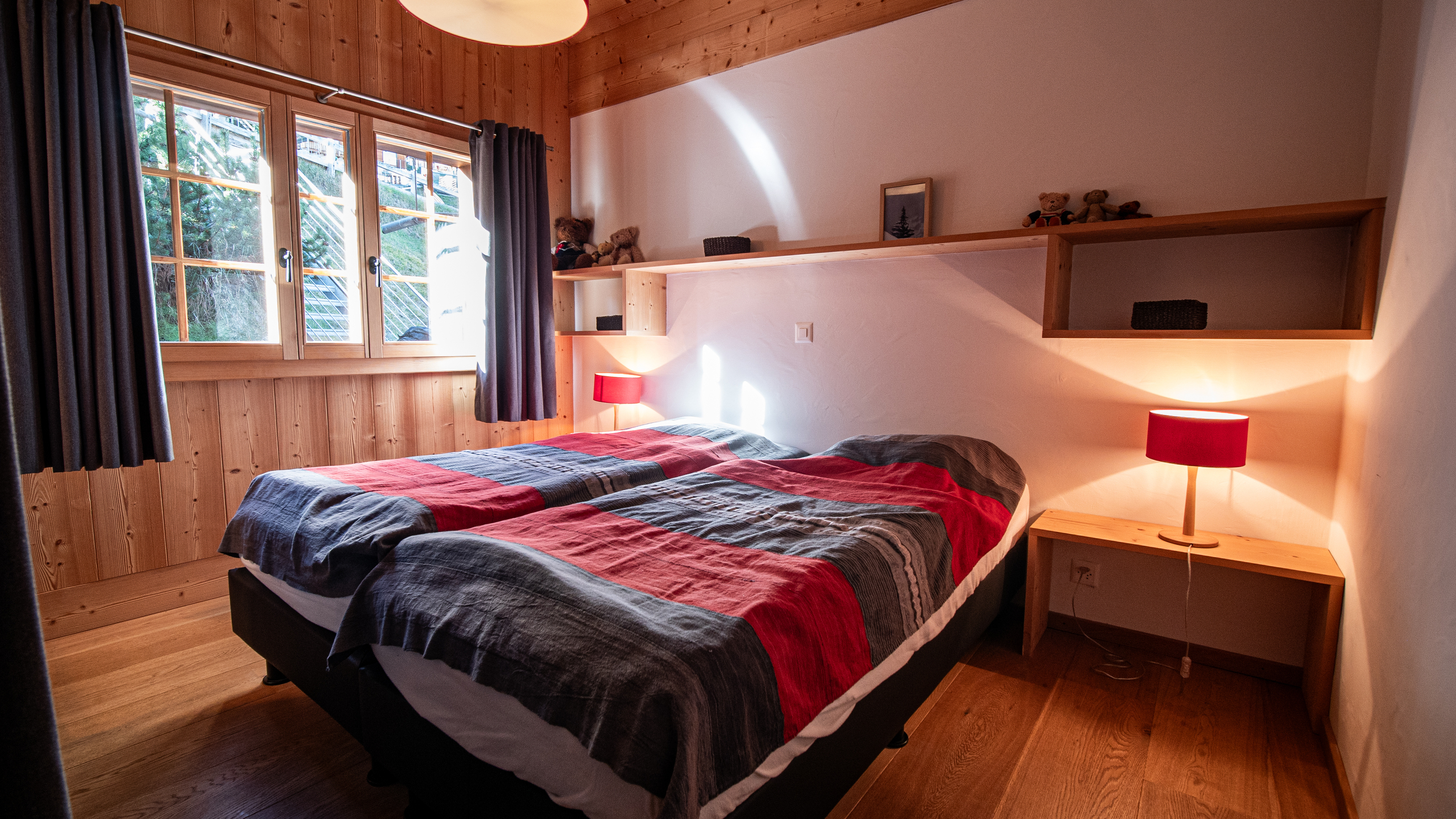 Gemütliches Schlafzimmer mit Holzverkleidung