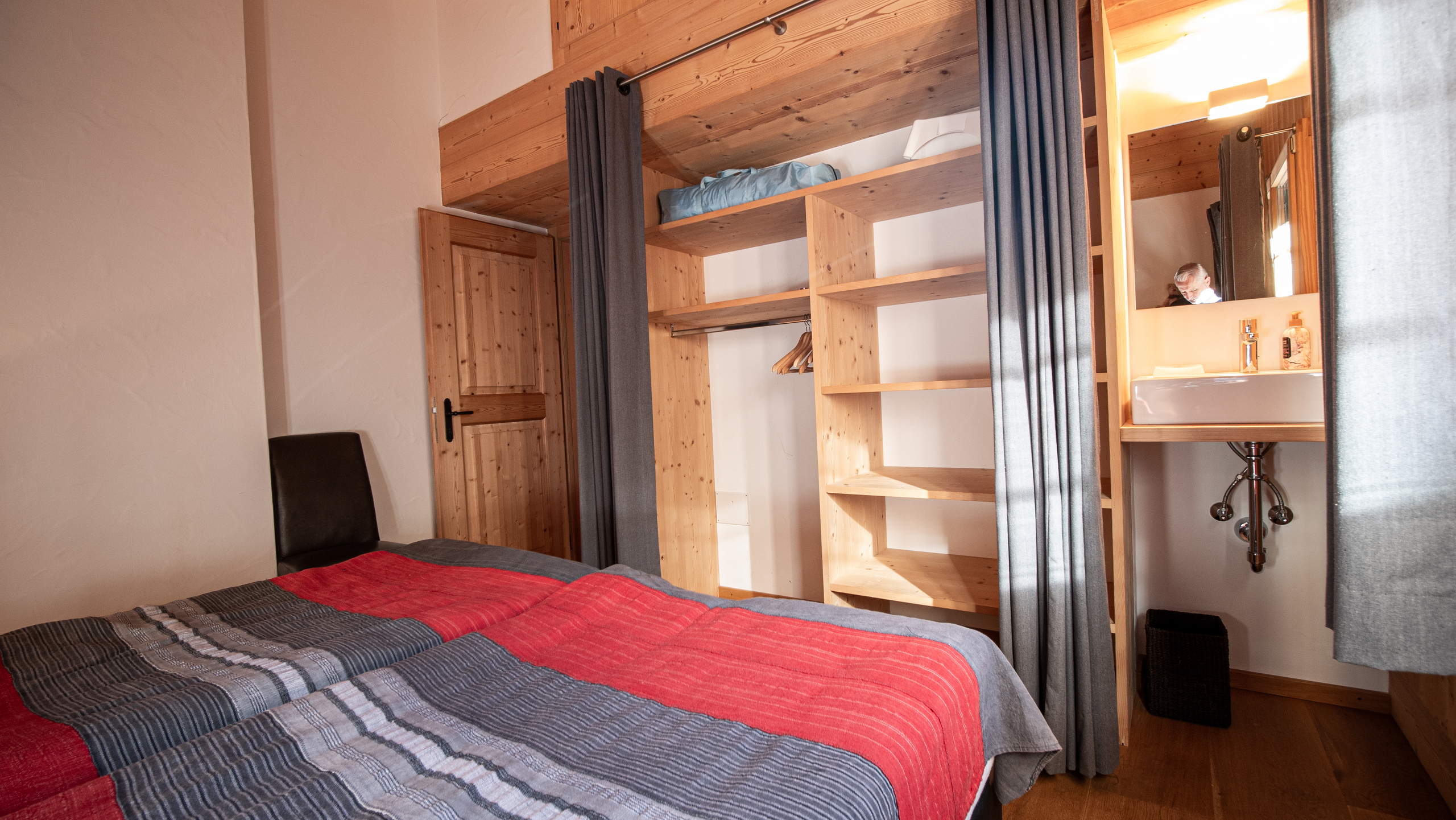 Gemütliches Schlafzimmer mit Holzdetails
